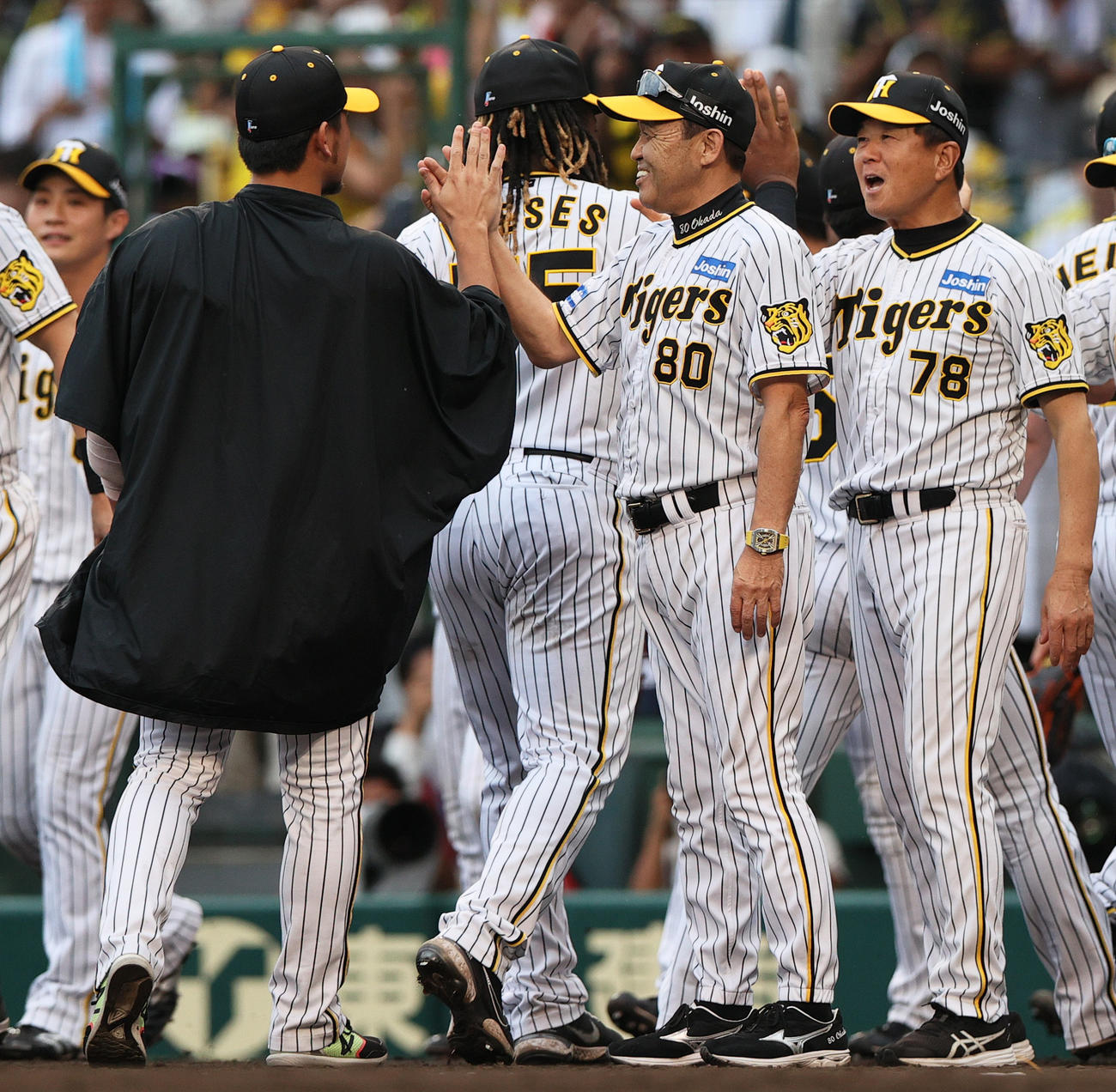 阪神対広島　広島に勝利し、阪神岡田監督（中央）は10勝目を挙げた伊藤将（左）を笑顔で出迎える（撮影・上山淳一）