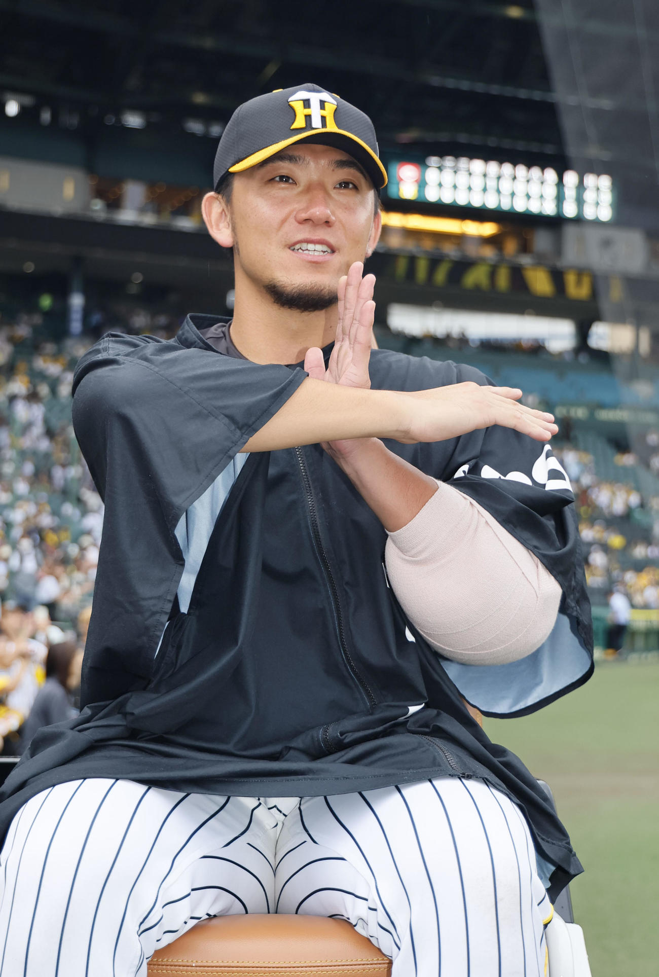 阪神対広島　10勝目を飾り、漢字の十を作る阪神伊藤将（撮影・藤尾明華）