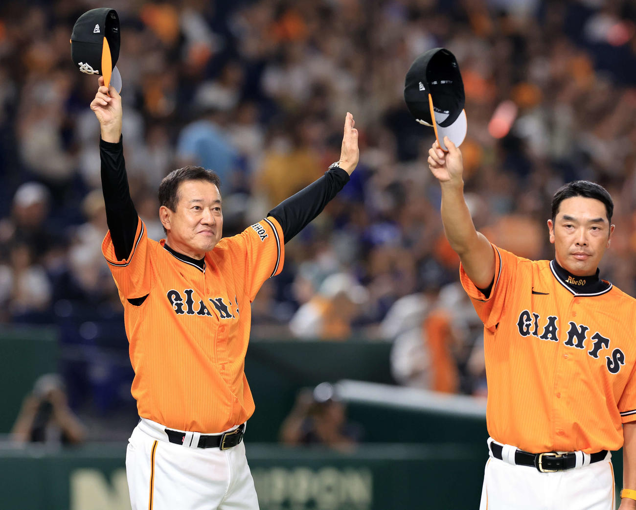 巨人対中日　3連勝を飾り、バンザイする巨人原監督（左）。右は阿部ヘッド兼バッテリーコーチ（撮影・浅見桂子）