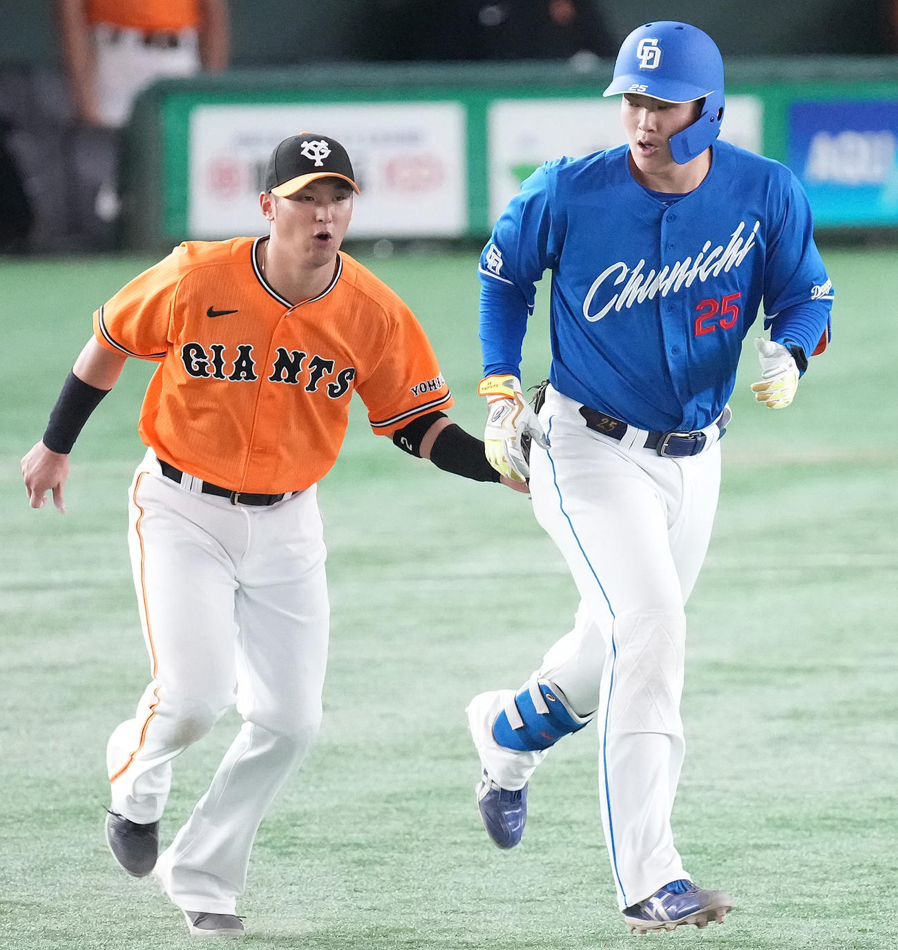 巨人対中日　7回表中日2死二塁、右前適時打を放った後、一二塁間で挟まれアウトになる石川昂。二塁手吉川（撮影・鈴木みどり）