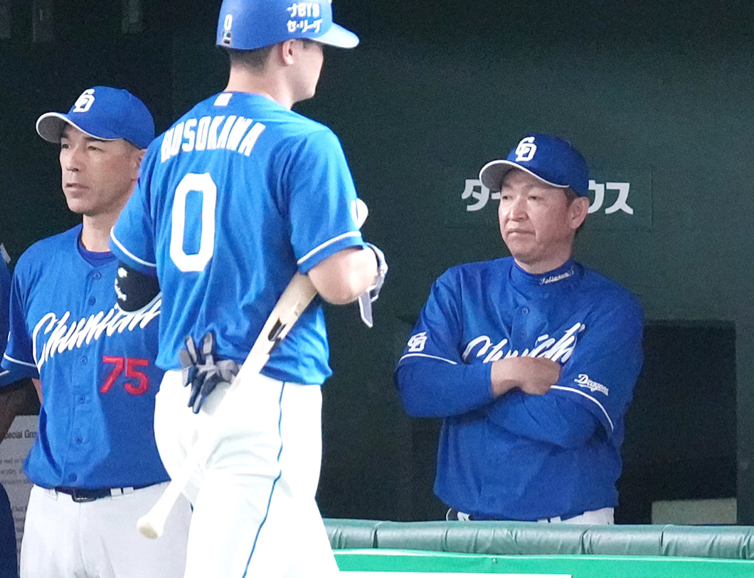 巨人対中日　9回表中日無死、見逃し三振に倒れベンチへ戻る細川（左手前）と浮かない表情の中日立浪監督（右）（撮影・鈴木みどり）