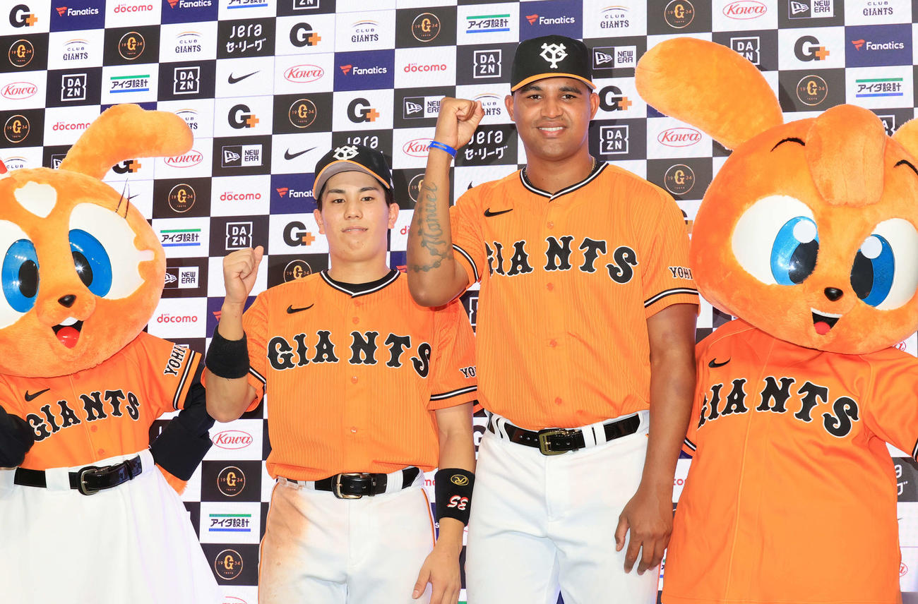 巨人対中日　ヒーローインタビューでガッツポーズする巨人門脇（左）とメンデス（撮影・浅見桂子）