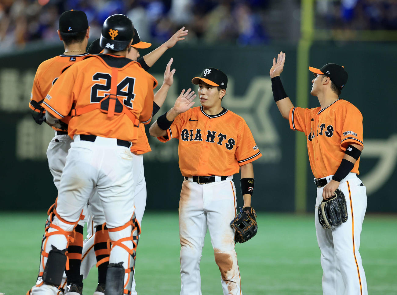 巨人対中日　3連勝を飾り、ハイタッチで喜び合う門脇（中央）ら巨人の選手たち（撮影・浅見桂子）