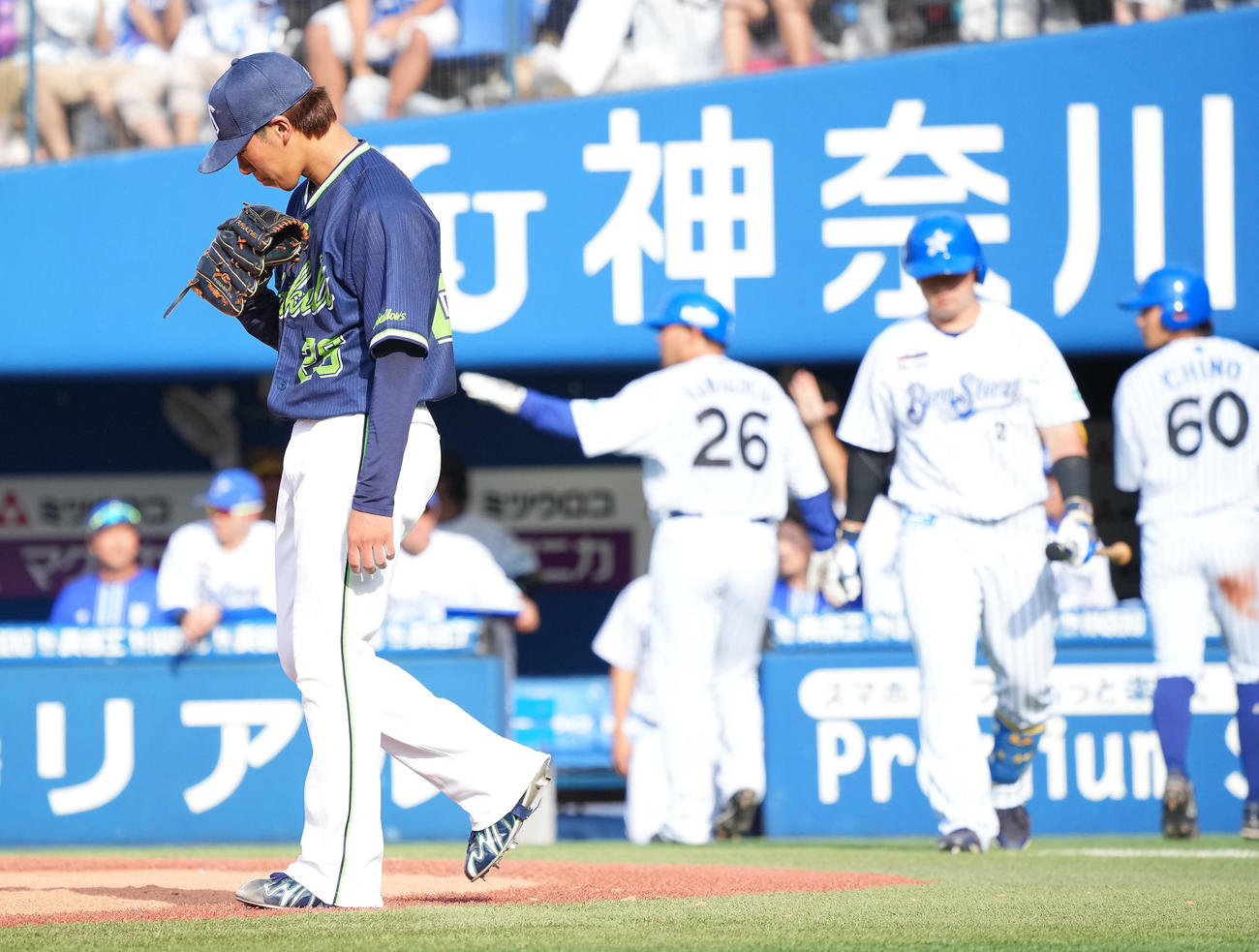 DeNA対ヤクルト　5回裏DeNA1死満塁、佐野に適時打を許し肩を落とす山野（左）（撮影・垰建太）
