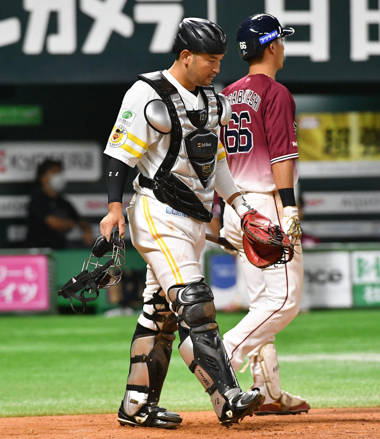 ソフトバンク対楽天　8回表楽天1死一、三塁、打者・村林（右）のとき捕逸で三塁走者の生還を許し、厳しい表情を見せる嶺井（撮影・岩下翔太）