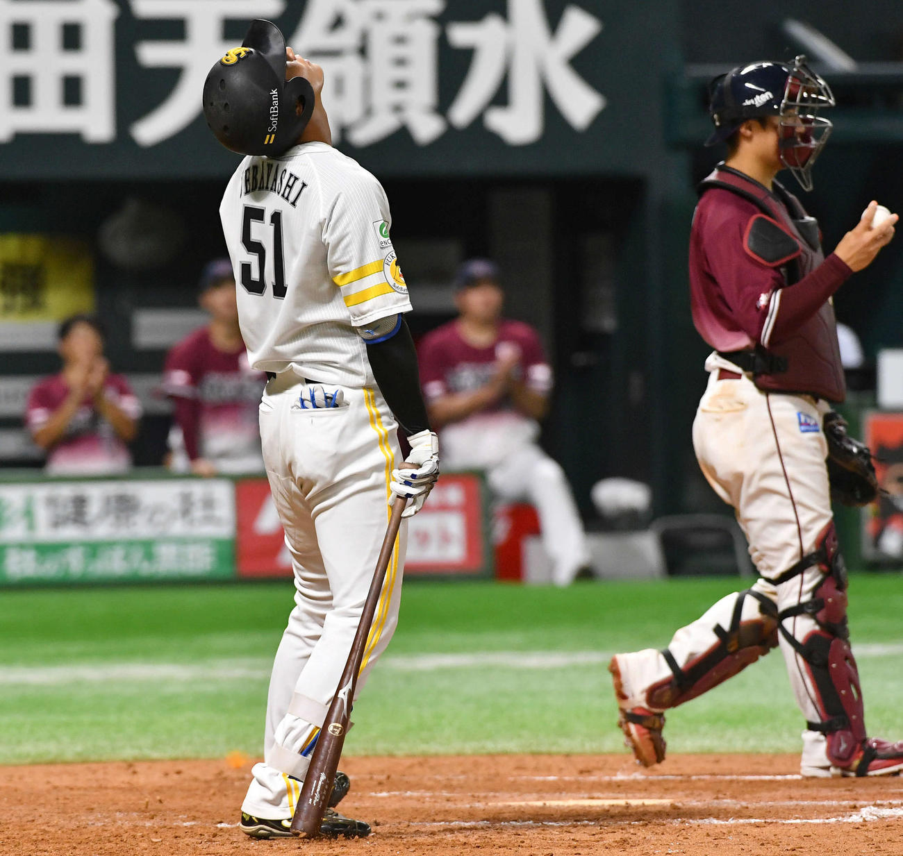 ソフトバンク対楽天　8回裏ソフトバンク1死二、三塁、空振り三振に倒れ、悔しそうに天を見上げる上林（撮影・岩下翔太）