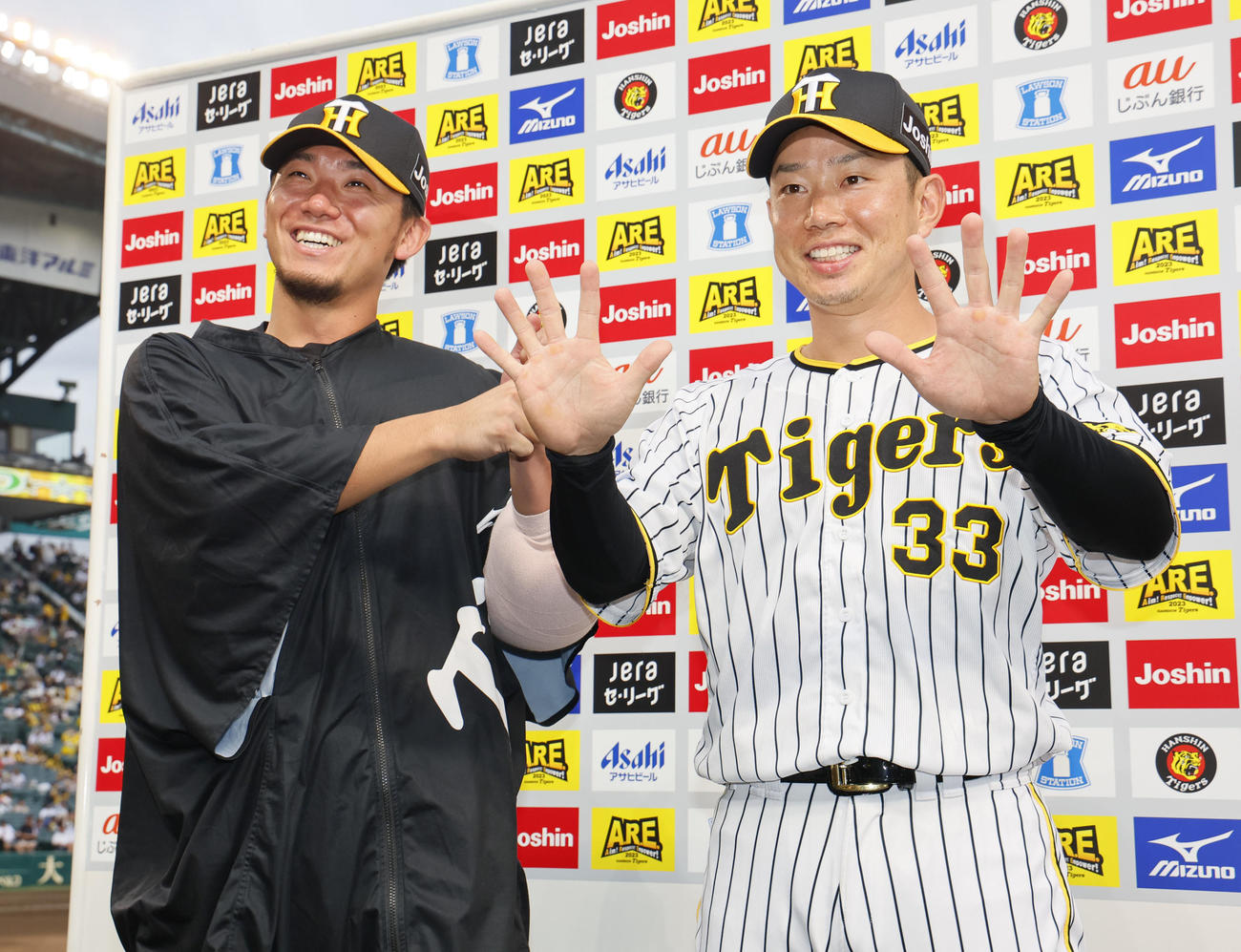 阪神対広島　お立ち台で10勝と打撃のポーズをとる阪神糸原（右）と伊藤将（撮影・藤尾明華）