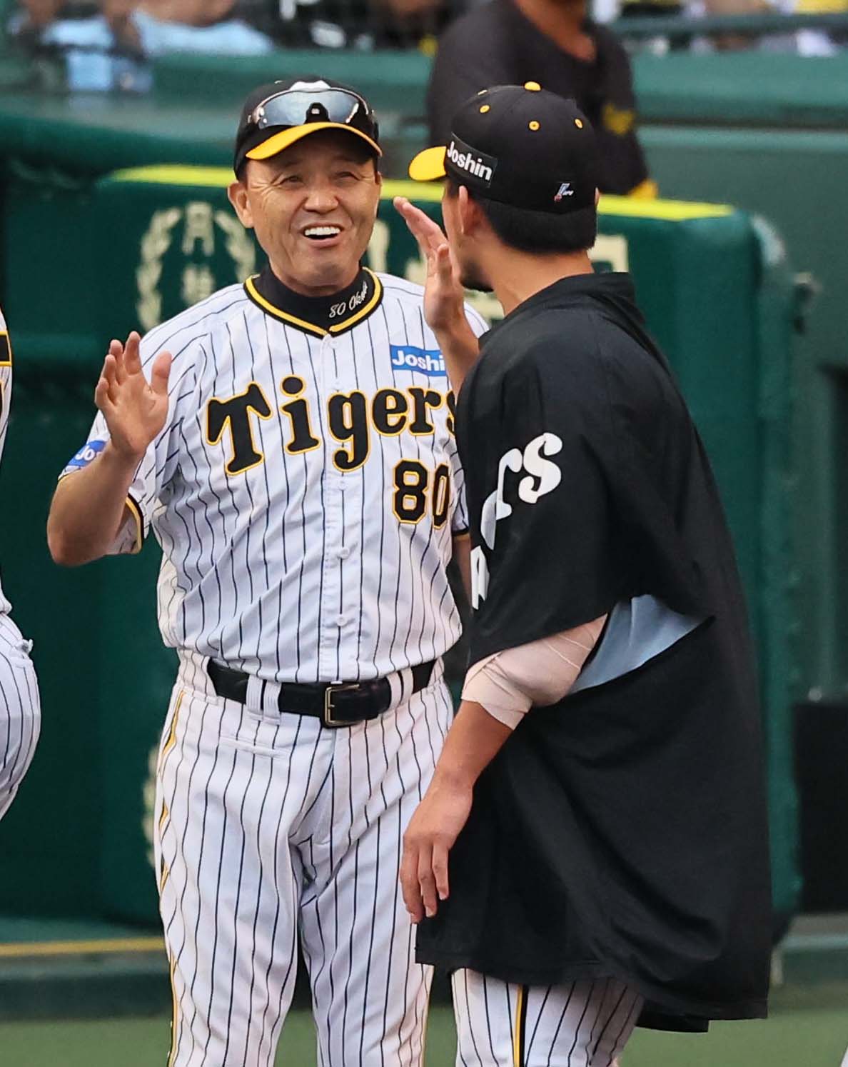 阪神対広島　10勝目をあげた伊藤将（右）と笑顔でハイタッチをする岡田監督（撮影・上田博志）