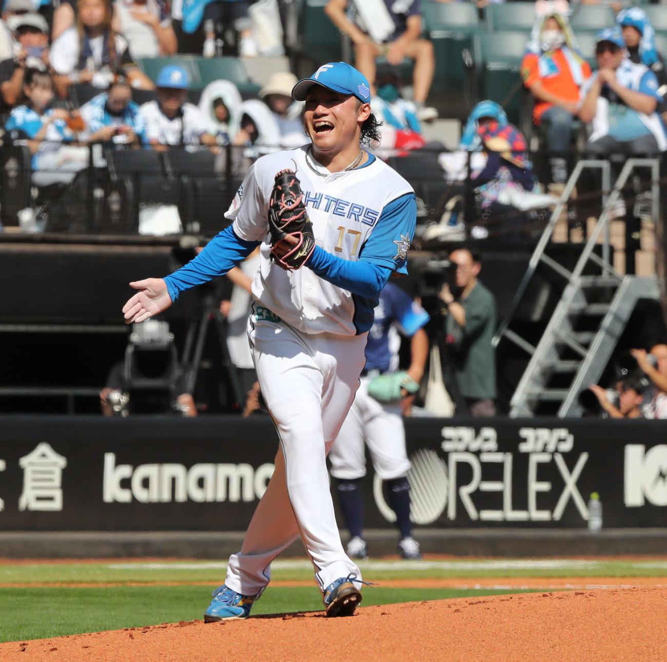 日本ハム対西武　1回表西武2死満塁、佐藤龍を三振にとり叫ぶ伊藤（撮影・黒川智章）