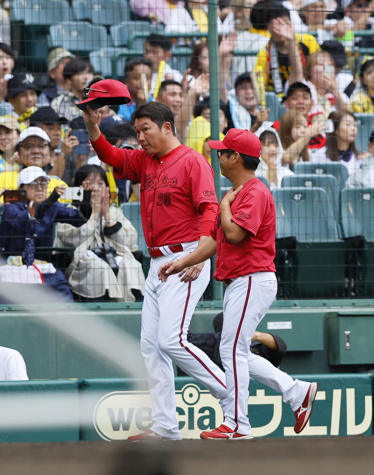 阪神対広島　甲子園最終戦を終え、引き揚げる広島新井監督（撮影・藤尾明華）