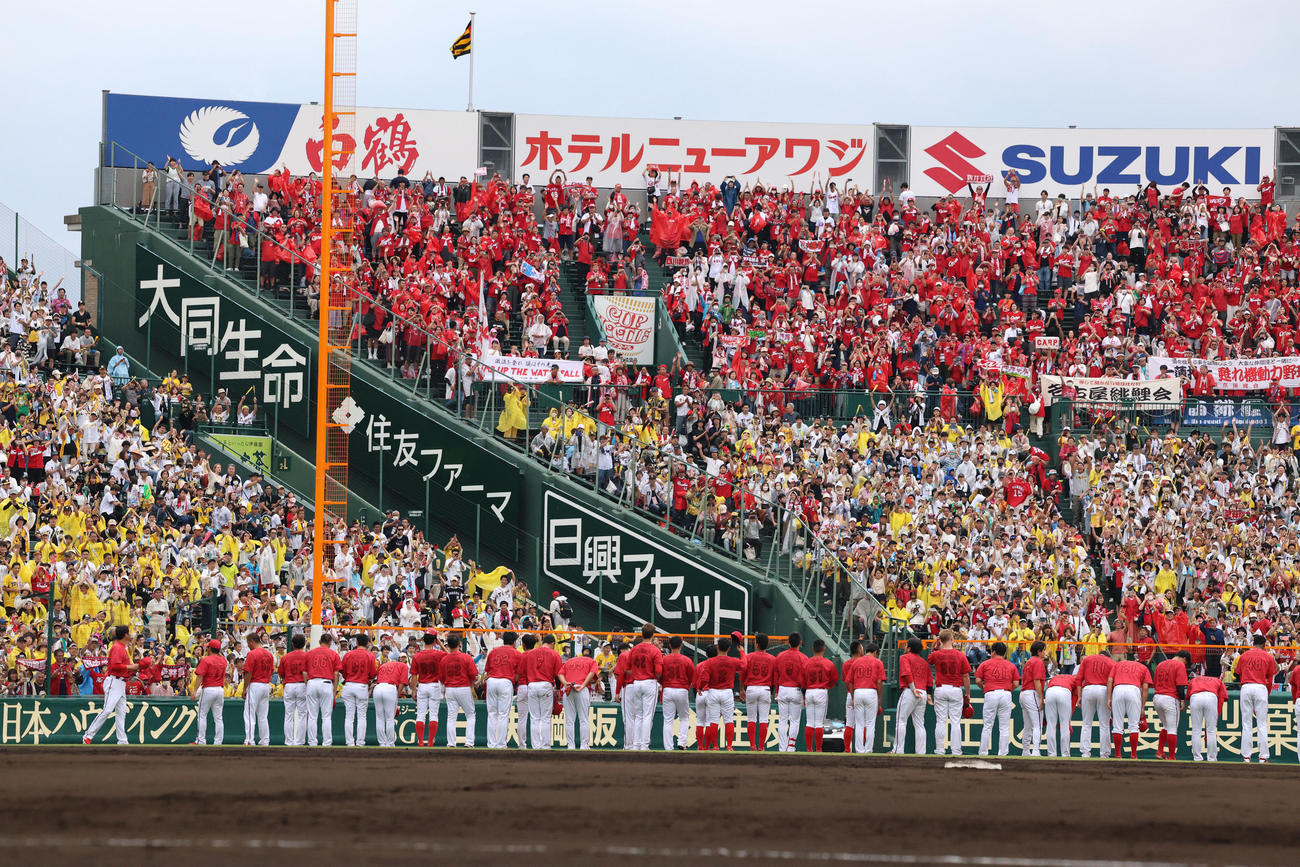 阪神対広島　甲子園最終戦を終え、ファンにあいさつする広島ナイン（撮影・藤尾明華）