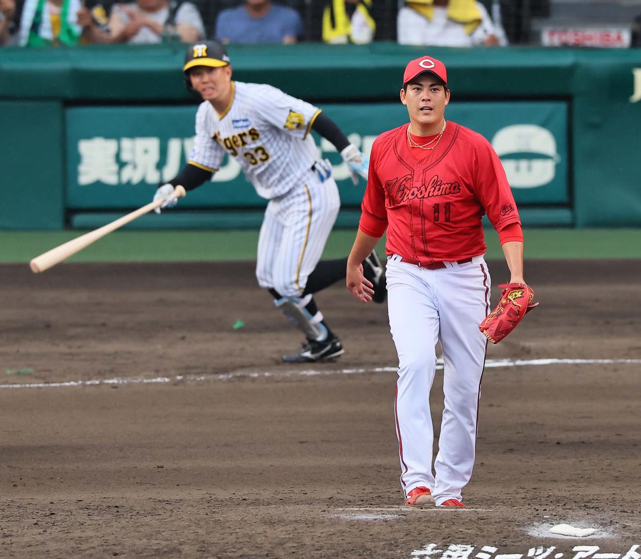 阪神対広島　6回裏阪神2死満塁、九里（右）は糸原に中前勝ち越し2点適時打を許す（撮影・上田博志）