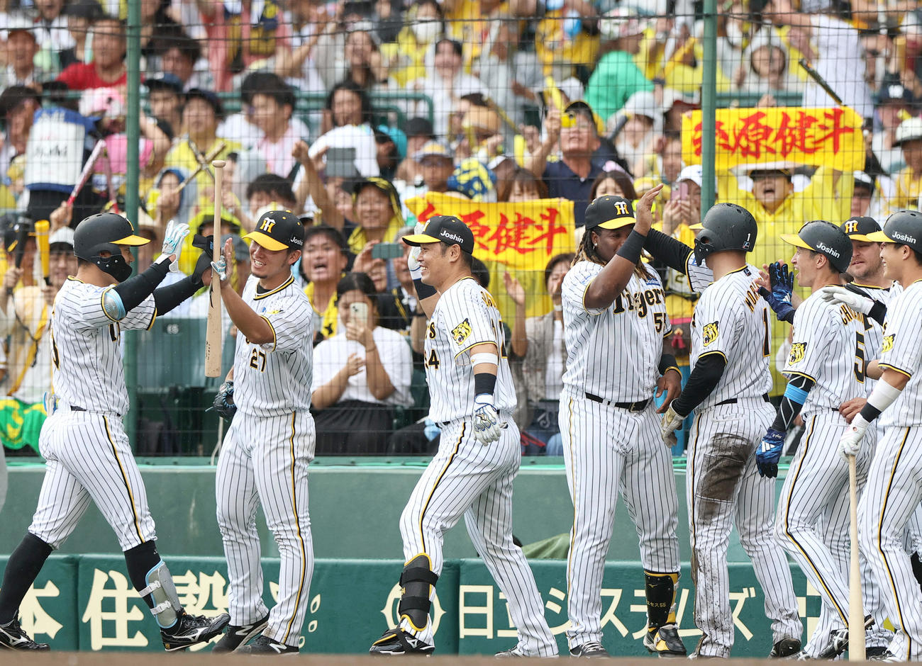 阪神対広島　8回裏阪神2死満塁、伊藤将（左から2人目）は代打で中前2点適時打を放った糸原（左）を笑顔で出迎える（撮影・上山淳一）