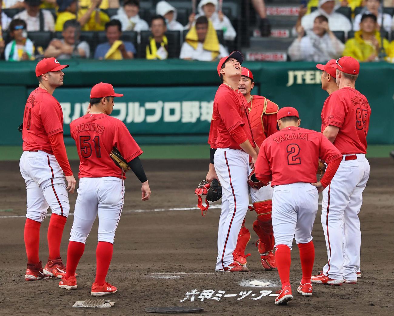 阪神対広島　8回裏、九里（中央）は阪神に勝ち越しを許しマウンドで悔しそうな表情を見せる（撮影・上田博志）