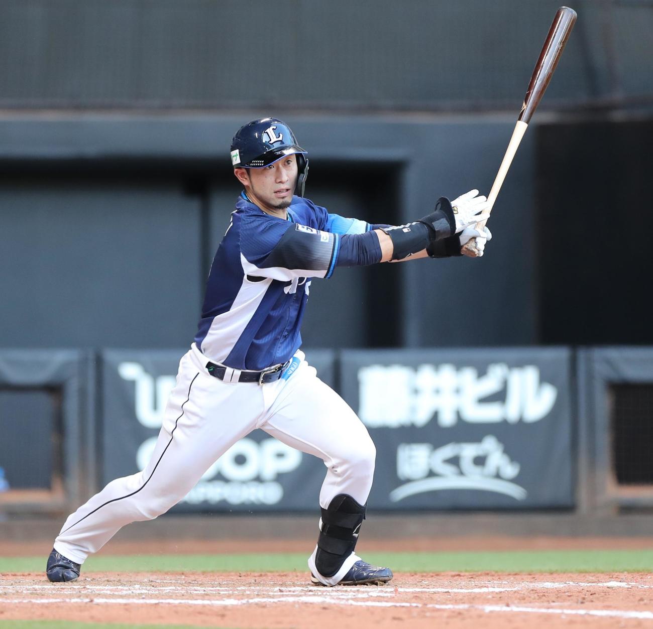 日本ハム対西武　5回表西武2死二塁、右翼線に適時二塁打を放つ外崎（撮影・黒川智章）