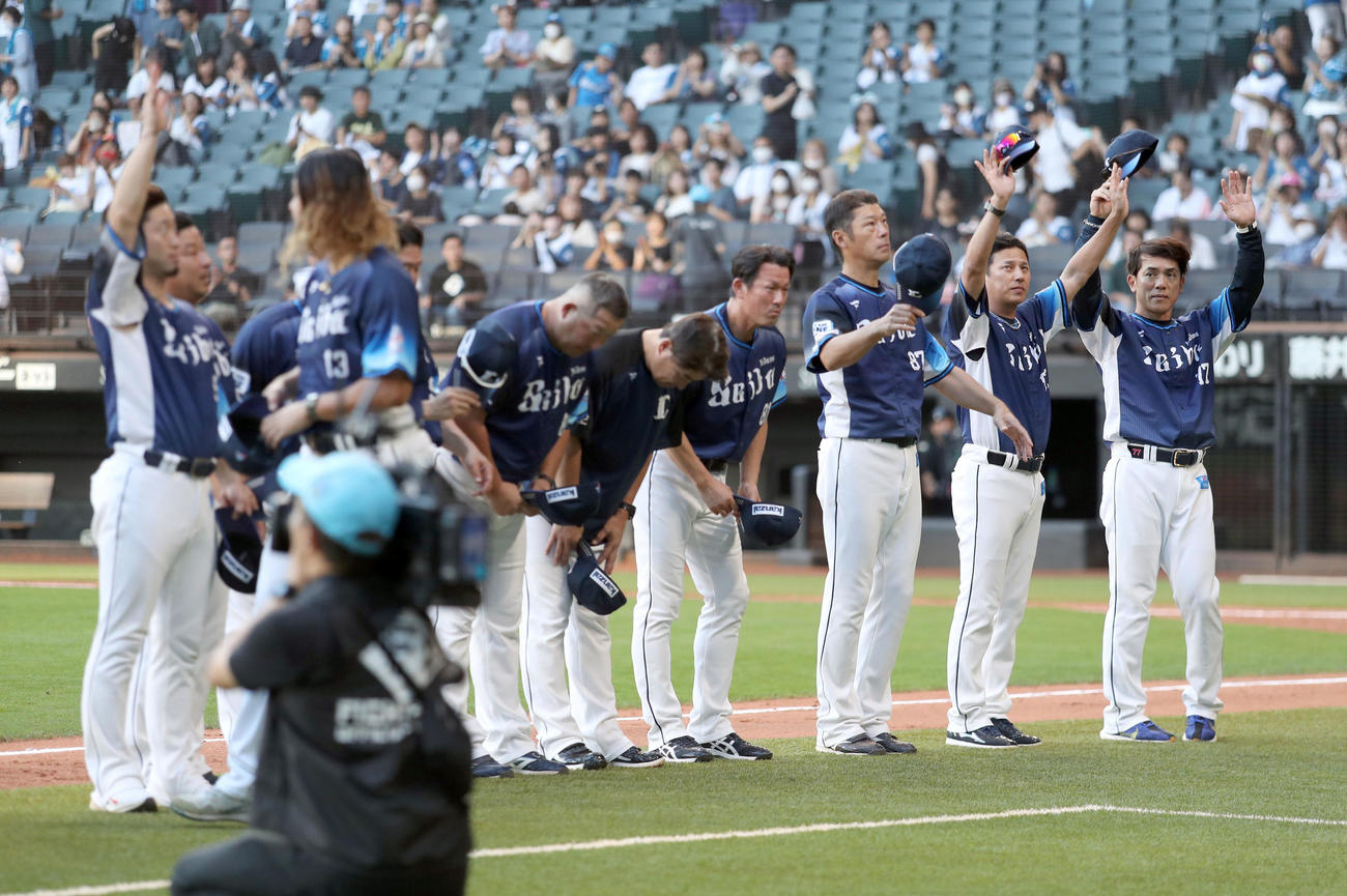 日本ハム対西武　エスコンフィールド北海道での最終戦を終えスタンド応援席のファンに手を振る西武ナインと松井監督（右）（撮影・佐藤翔太）