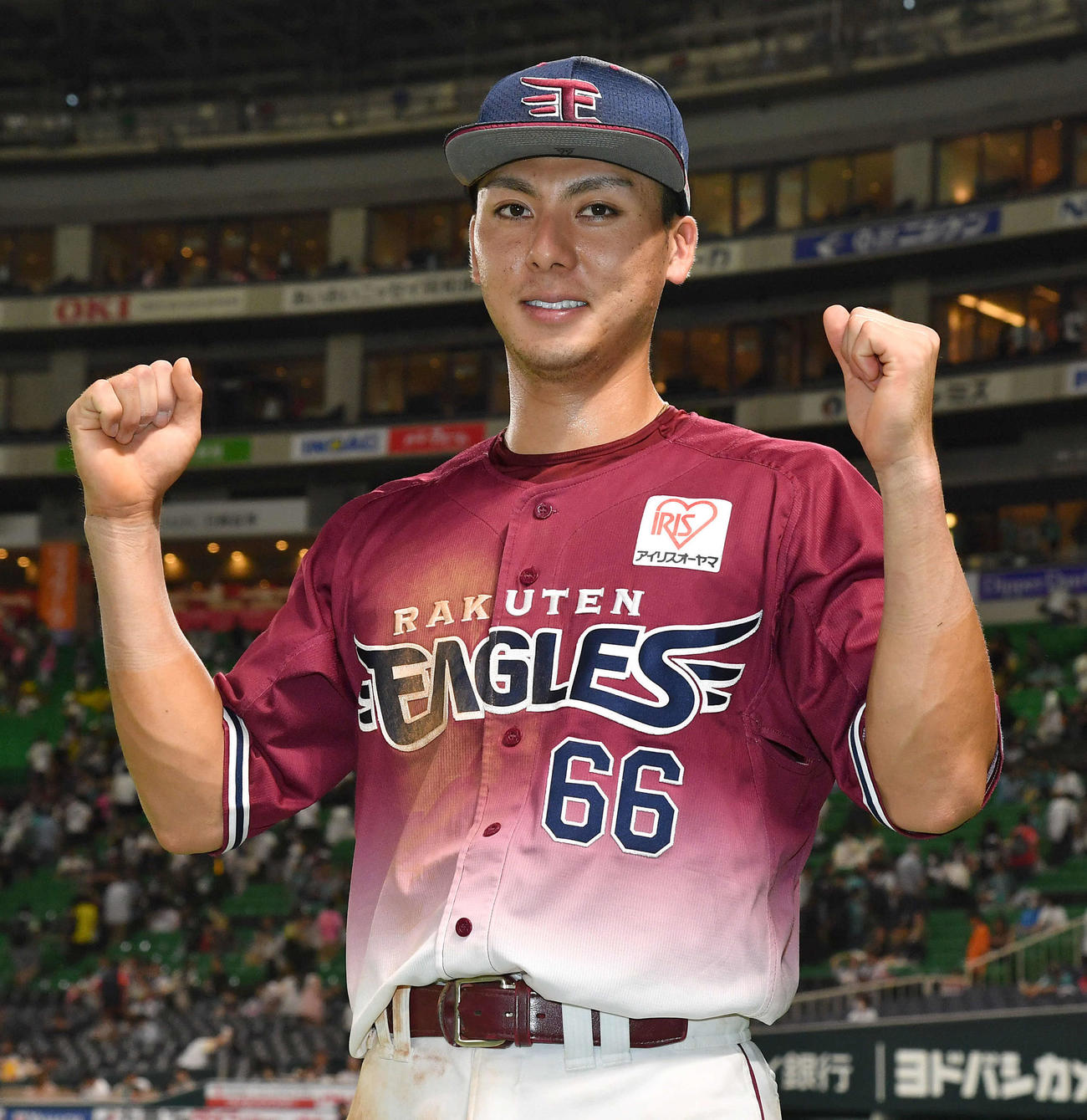 ソフトバンク対楽天　ソフトバンクに勝利し、笑顔でガッツポーズする村林（撮影・岩下翔太）