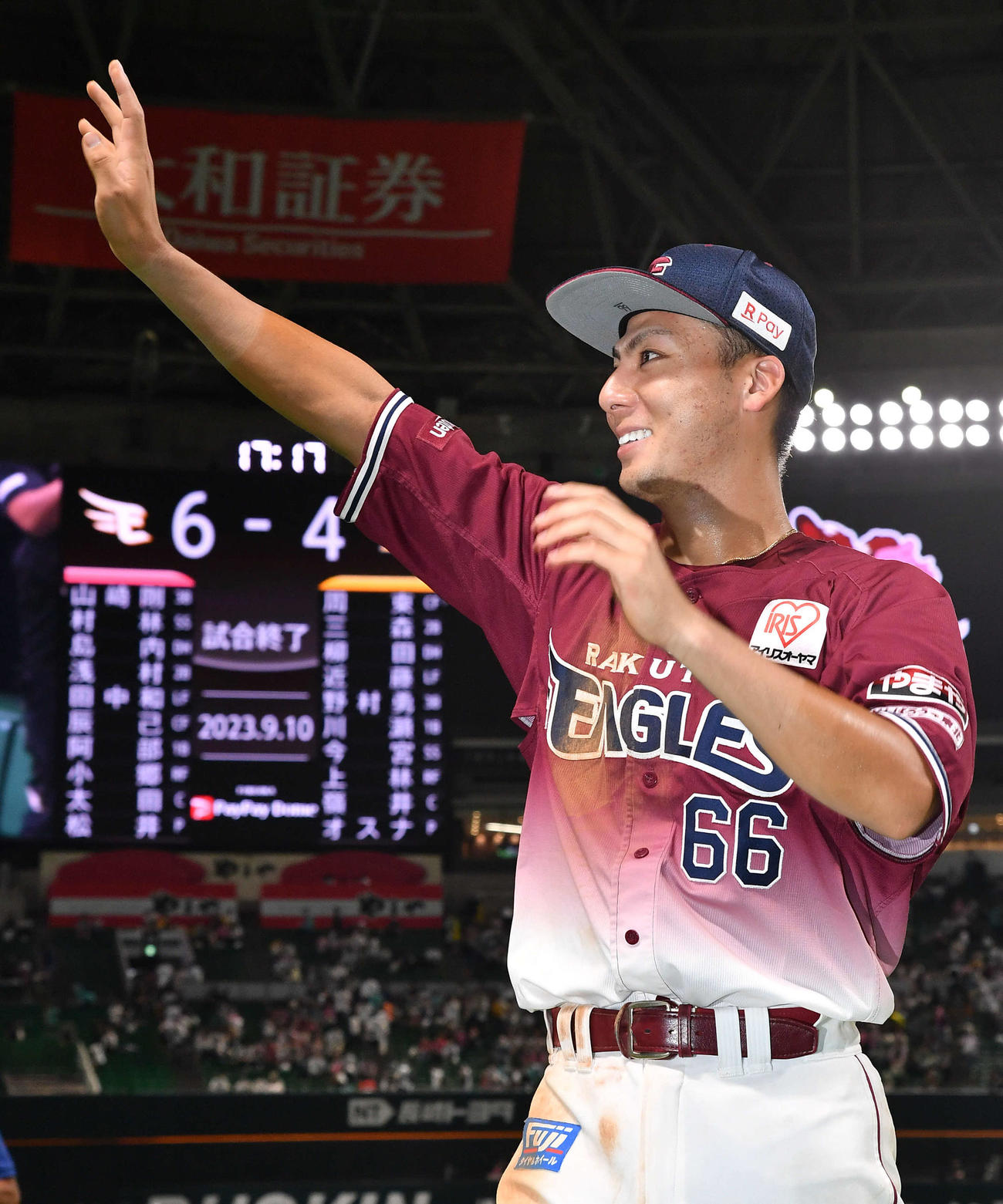 ソフトバンク対楽天　ヒーローインタビューを終え、笑顔で引き揚げる村林（撮影・岩下翔太）