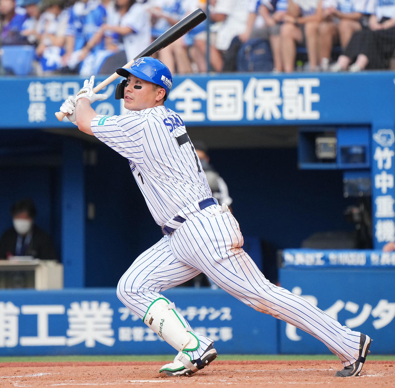 DeNA対ヤクルト　7回裏DeNA2死、左翼に二塁打を放つ佐野（撮影・垰建太）