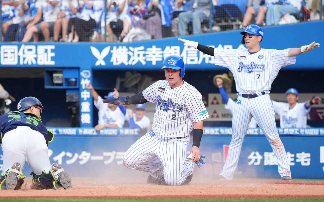 DeNA対ヤクルト　5回裏DeNA1死二、三塁、宮崎の適時打で一気に生還した牧（中央）と佐野（右）（撮影・垰建太）