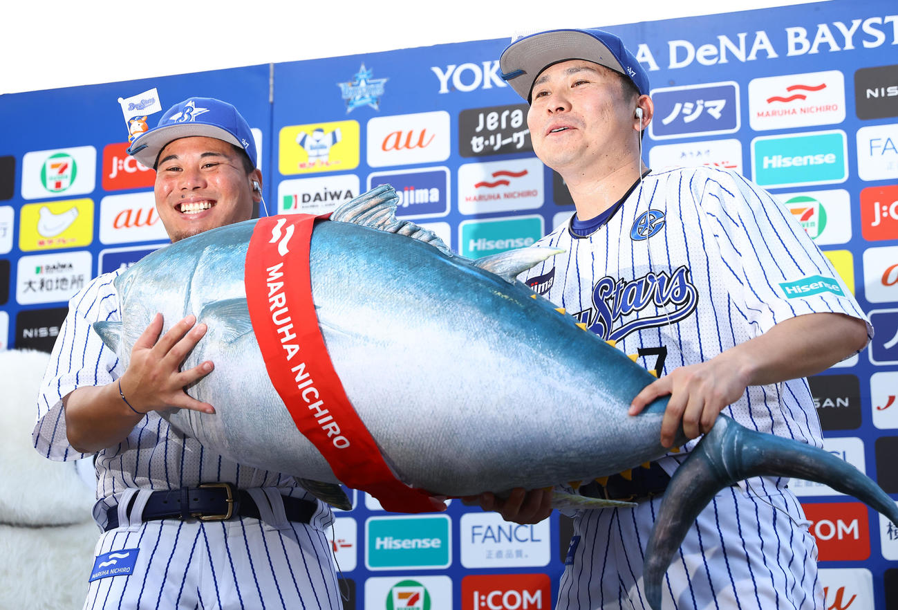 DeNA対ヤクルト　お立ち台でマグロを贈呈されたDeNA浜口（左）と佐野は笑顔でおどける（撮影・垰建太）