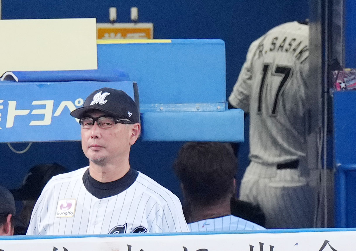 ロッテ対オリックス　3回表終了後、ロッテ吉井監督（手前）と言葉を交わした直後にベンチ裏へ引き揚げる佐々木朗（撮影・横山健太）