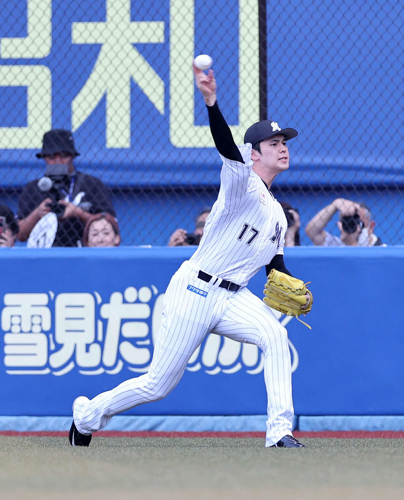 ロッテ対オリックス　試合前、キャッチボールするロッテ佐々木朗（撮影・鈴木正人）