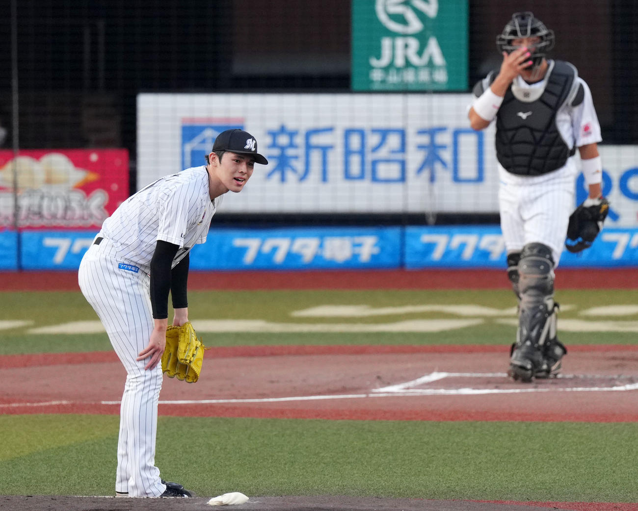 ロッテ対オリックス　1回表オリックス2死三塁、森に左前適時打を浴び肩を落とす佐々木朗（撮影・横山健太）