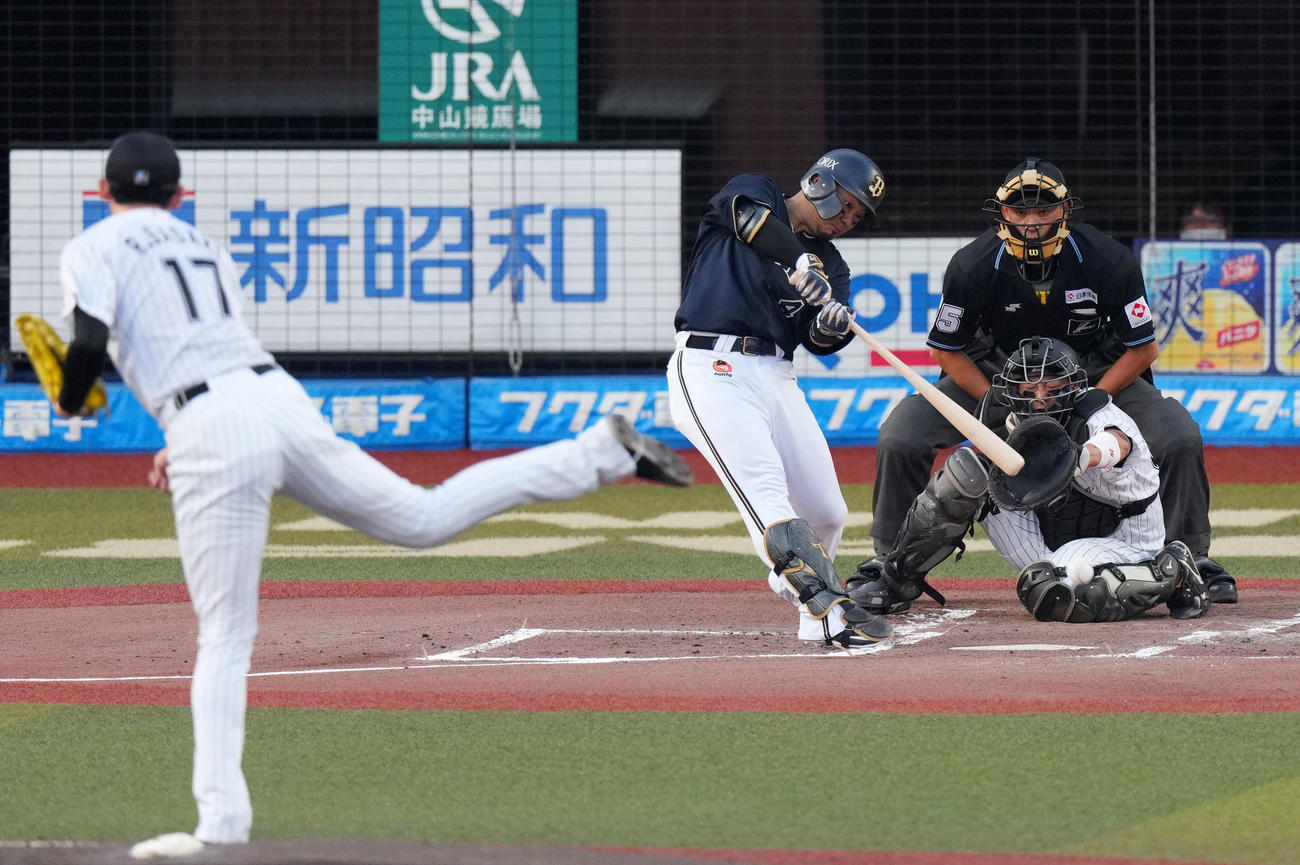 ロッテ対オリックス　1回表オリックス2死三塁、左前適時打を放つ森。投手佐々木朗（撮影・横山健太）