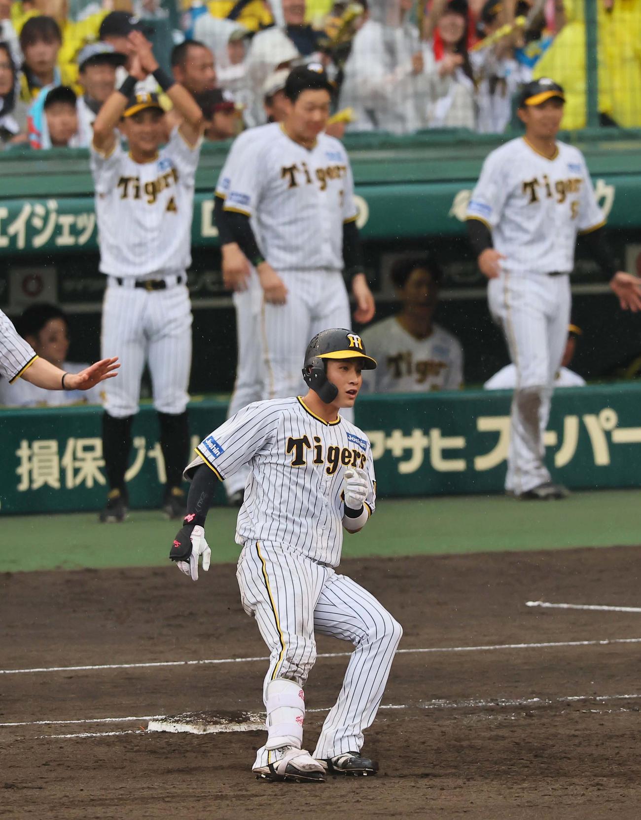 阪神対広島　8回裏阪神2死満塁、木浪は中前適時打を放つ（撮影・上田博志）