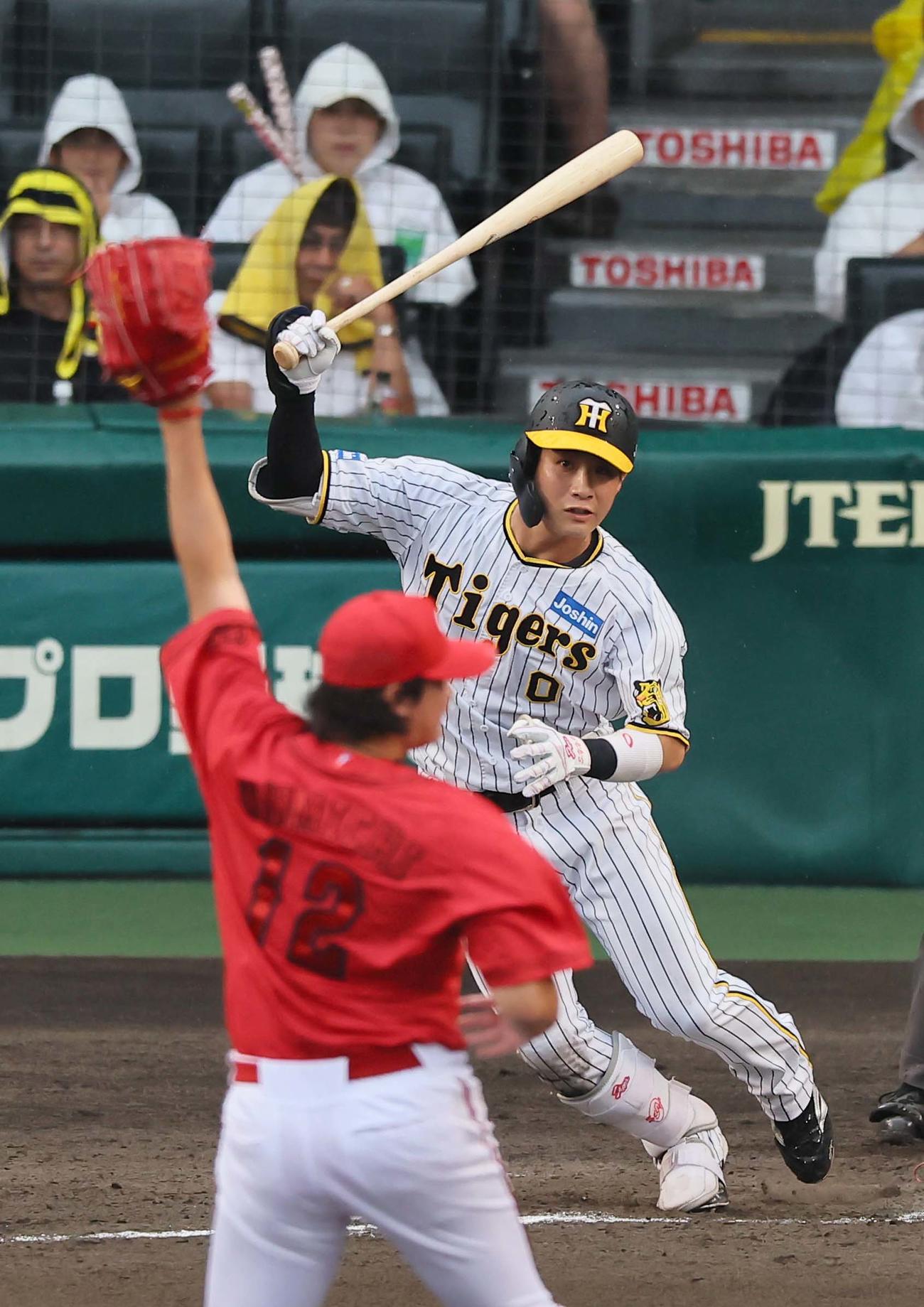 阪神対広島　8回裏阪神2死満塁、木浪は中前2点適時打を放つ（撮影・上田博志）