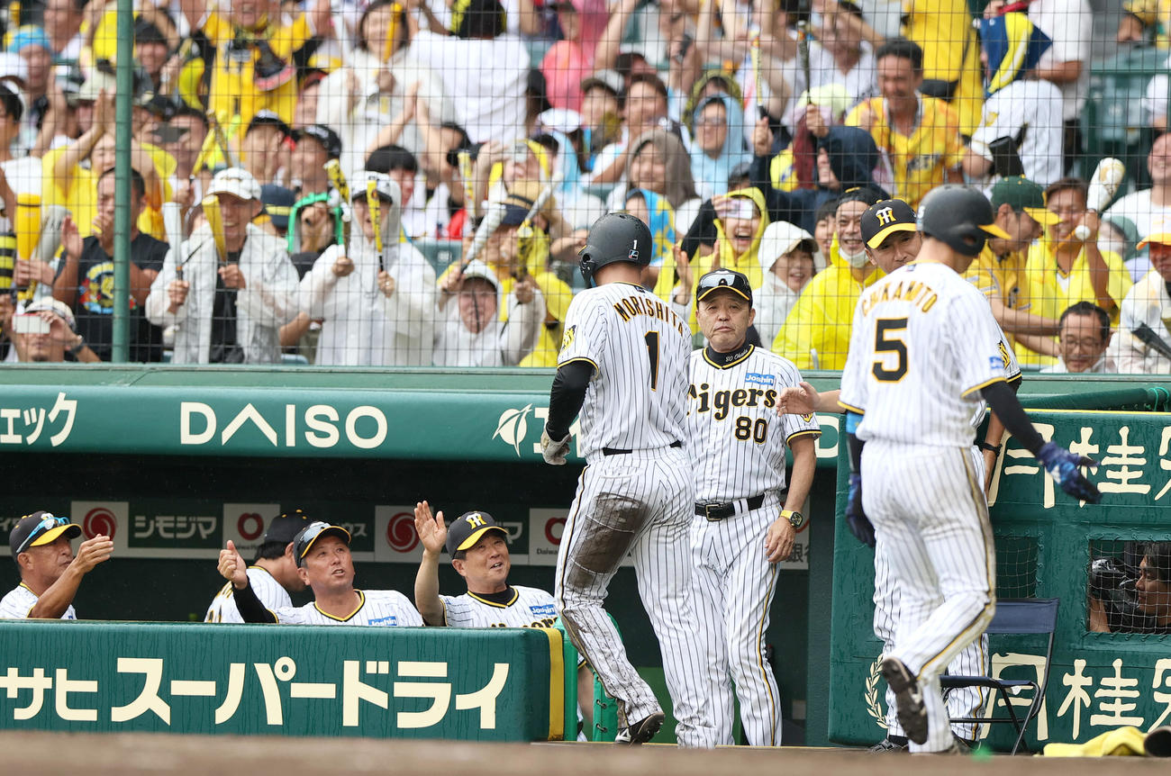 阪神対広島　8回裏阪神2死満塁、代打糸原の中前2点適時打で生還した森下（手前）を出迎える岡田監督（右）（撮影・上山淳一）