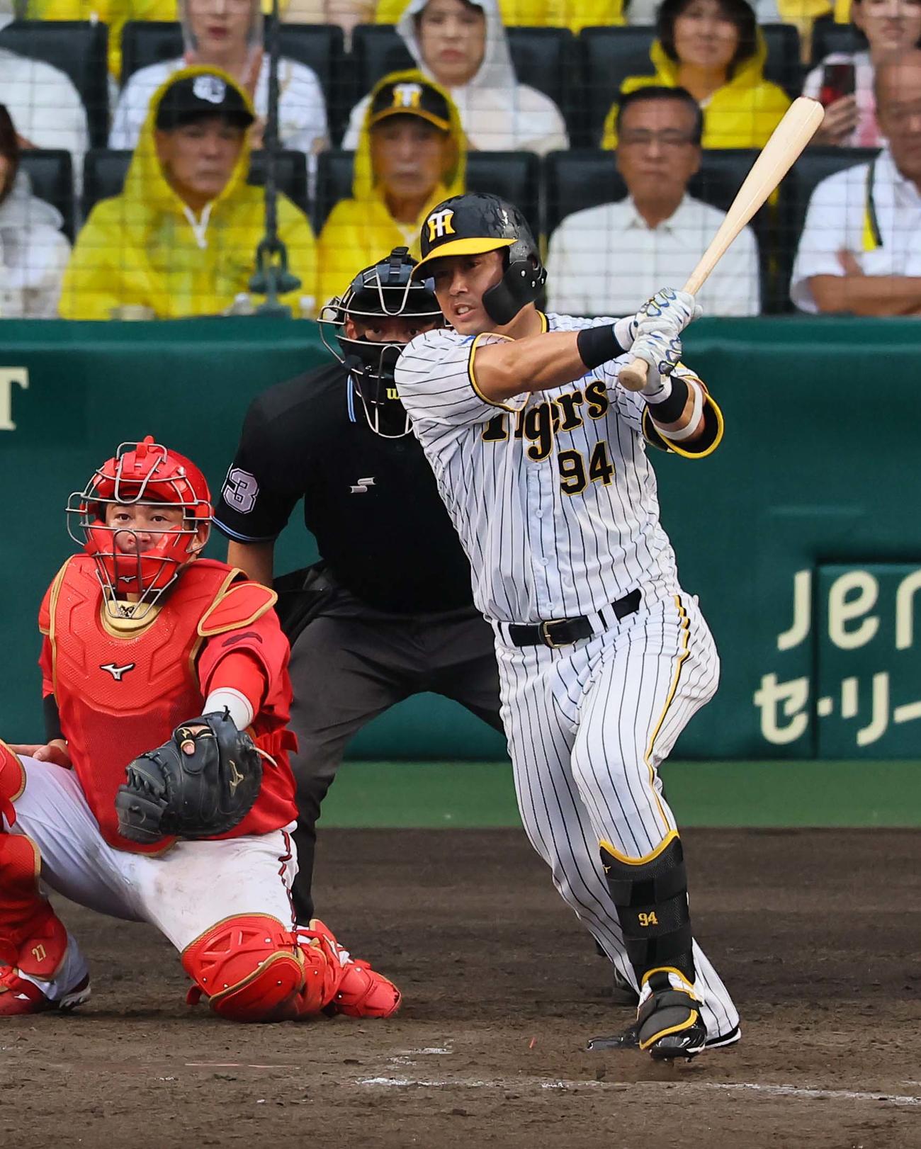 阪神対広島　8回裏阪神2死一、二塁、原口は中前打を放つ（撮影・上田博志）