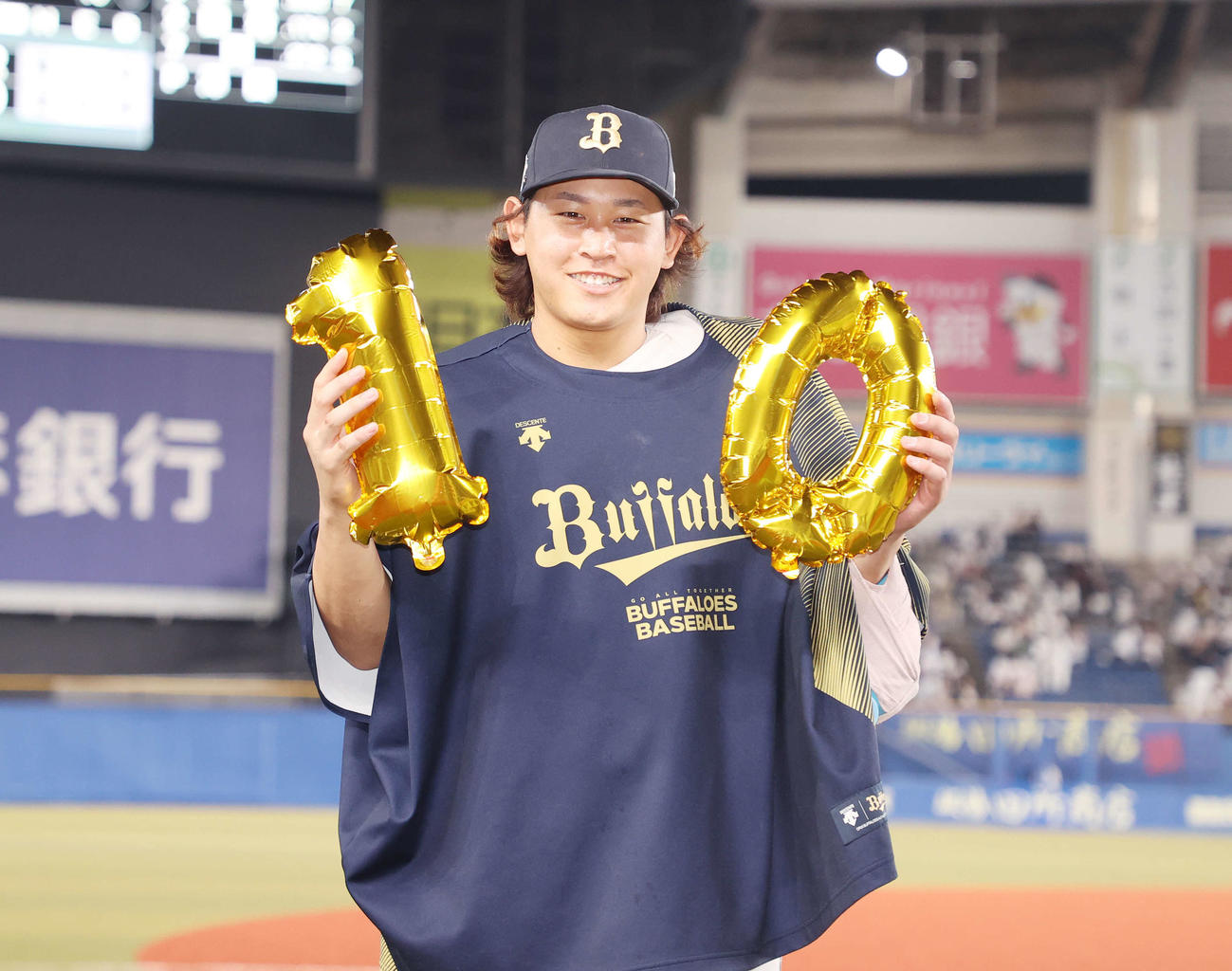 ロッテ対オリックス　勝利し笑顔を見せるオリックス宮城（撮影・鈴木正人）
