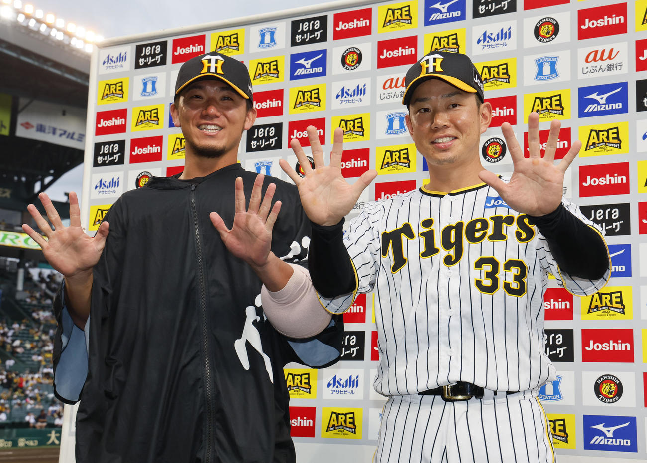阪神対広島　お立ち台で10勝、マジック5をかけたポーズをとる阪神伊藤将（左）と糸原（撮影・藤尾明華）