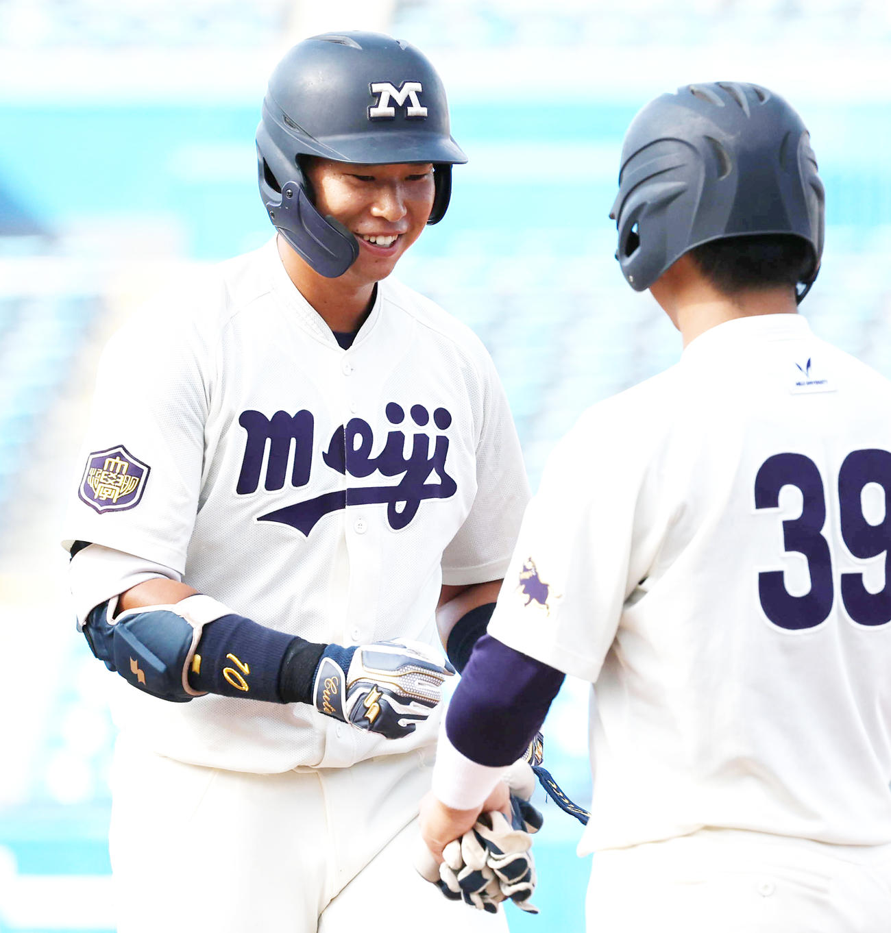 明大対東大　1回表明大1死一、三塁、先制左前適時打を放ち笑顔を見せる上田（撮影・野上伸悟）