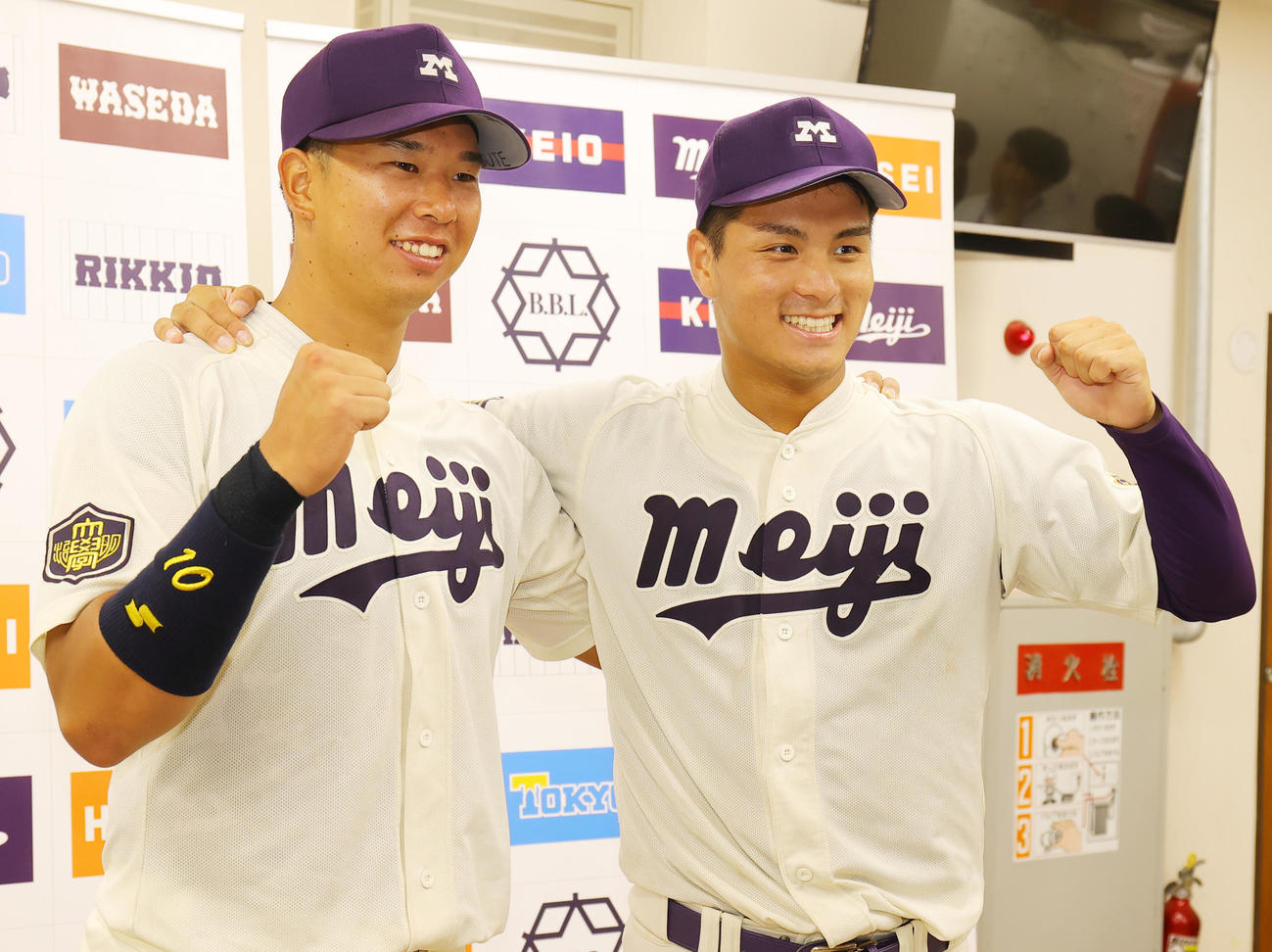 明大対東大　連勝で勝ち点を獲得し、笑顔でガッツポーズの明大・上田主将（左）と蒔田（撮影・野上伸悟）