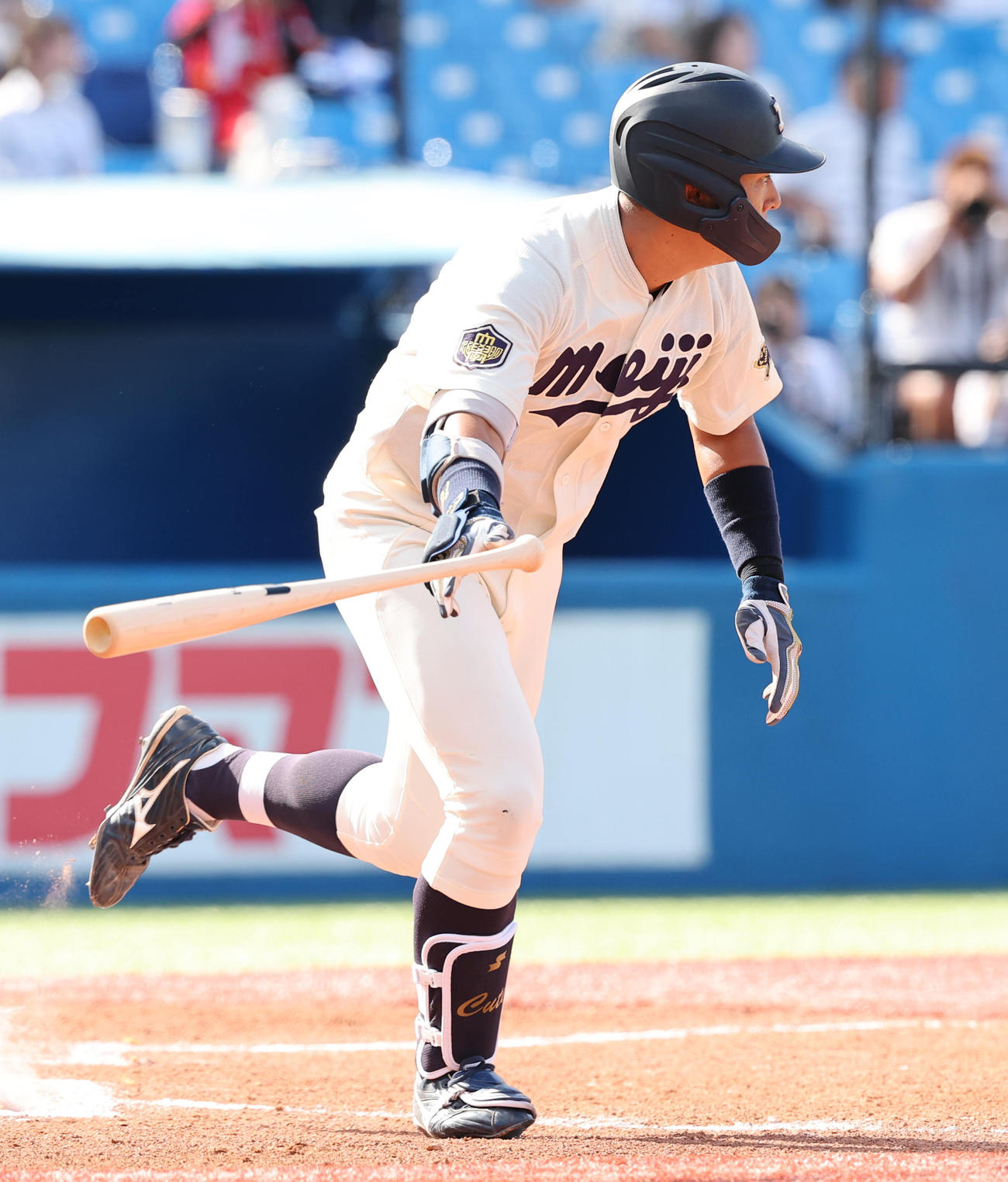 明大対東大　1回表明大1死一、三塁、先制左前適時打を放つ上田（撮影・野上伸悟）