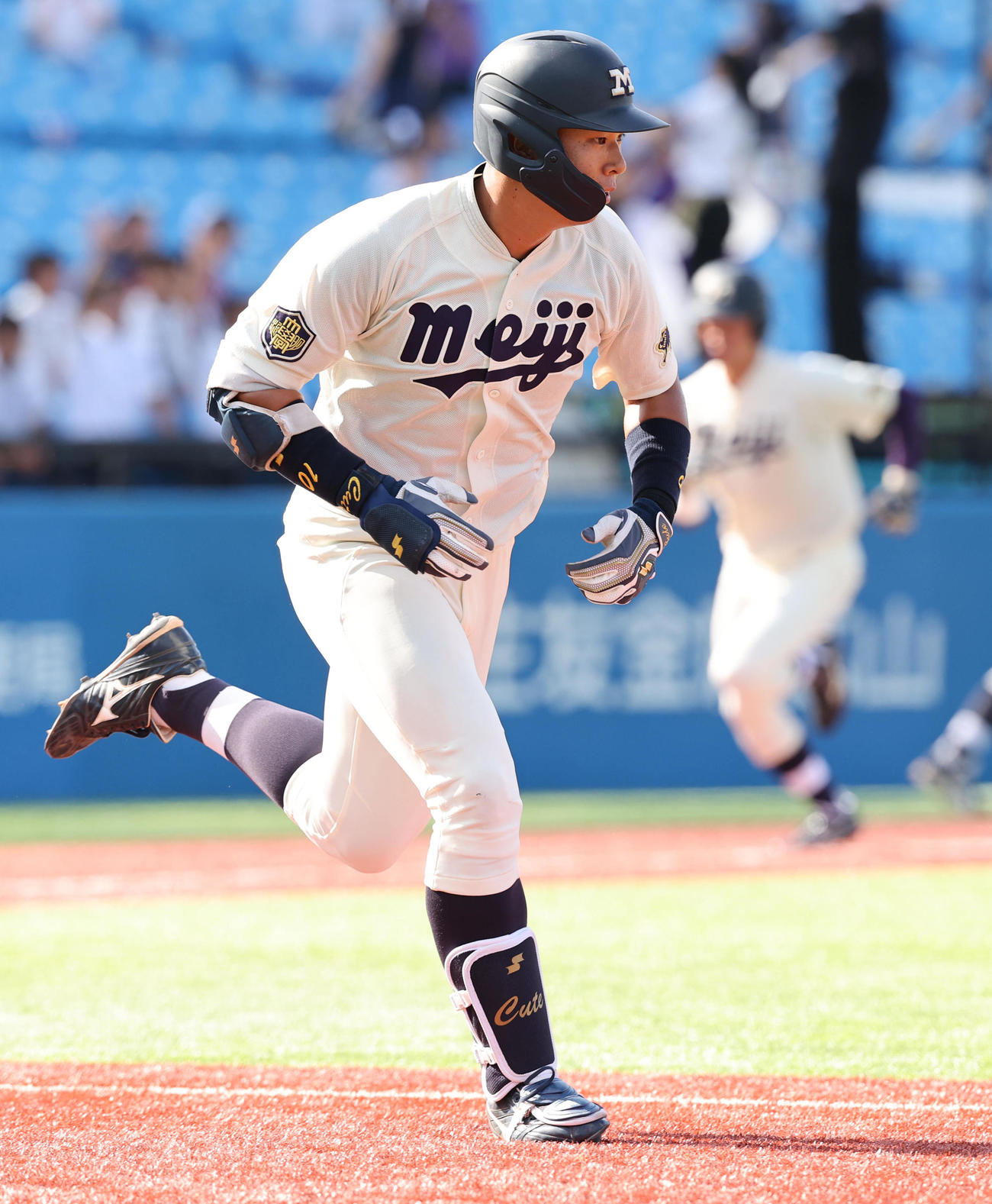 明大対東大　1回表明大1死一、三塁、先制左前適時打を放つ上田（撮影・野上伸悟）