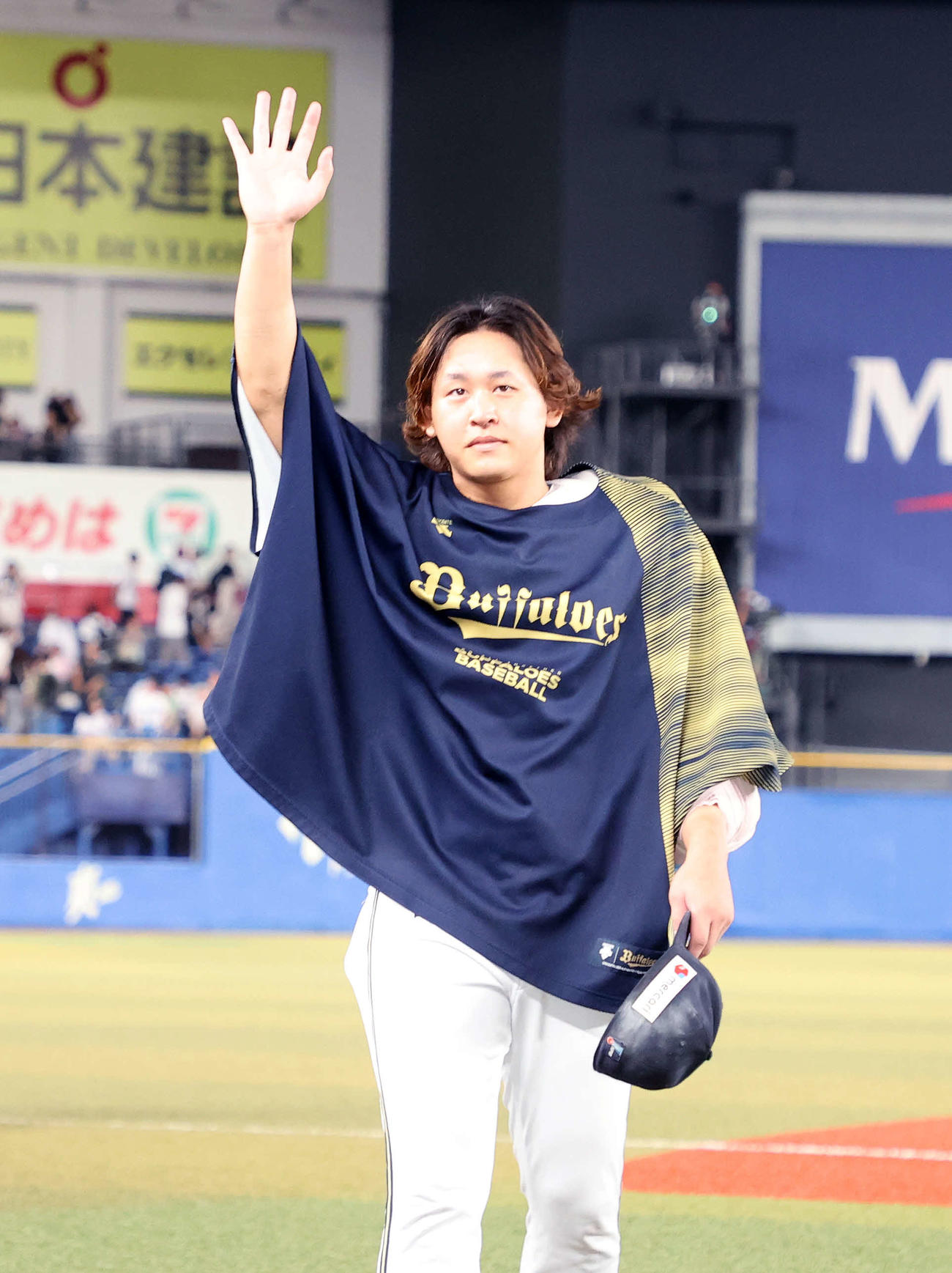 ロッテ対オリックス　勝利しファンに手を振るオリックス宮城（撮影・鈴木正人）
