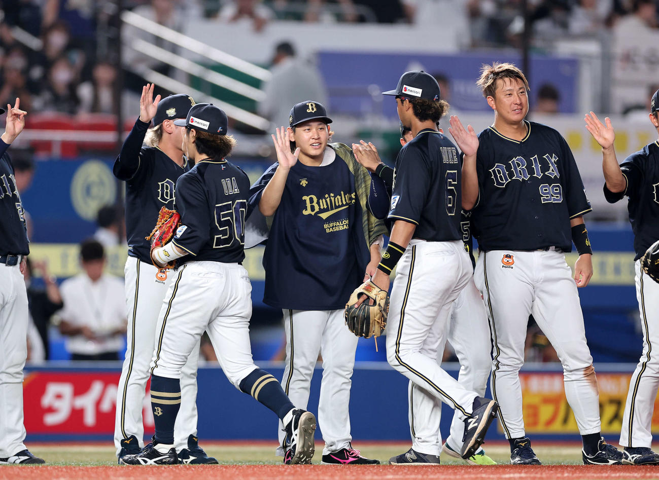 ロッテ対オリックス　勝利し選手たちを迎えるオリックス宮城（中央）（撮影・鈴木正人）
