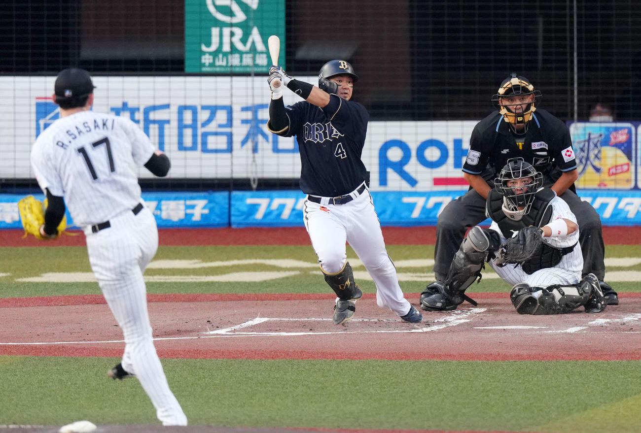 ロッテ対オリックス　1回表オリックス2死三塁、左前適時打を放つ森。投手佐々木朗（撮影・横山健太）