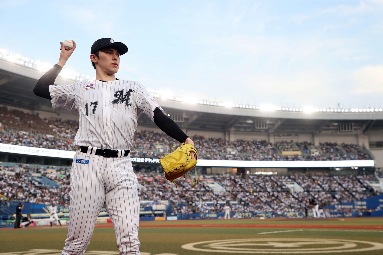 ロッテ対オリックス　3回表の登板に向けキャッチボールするロッテ佐々木朗（撮影・鈴木正人）
