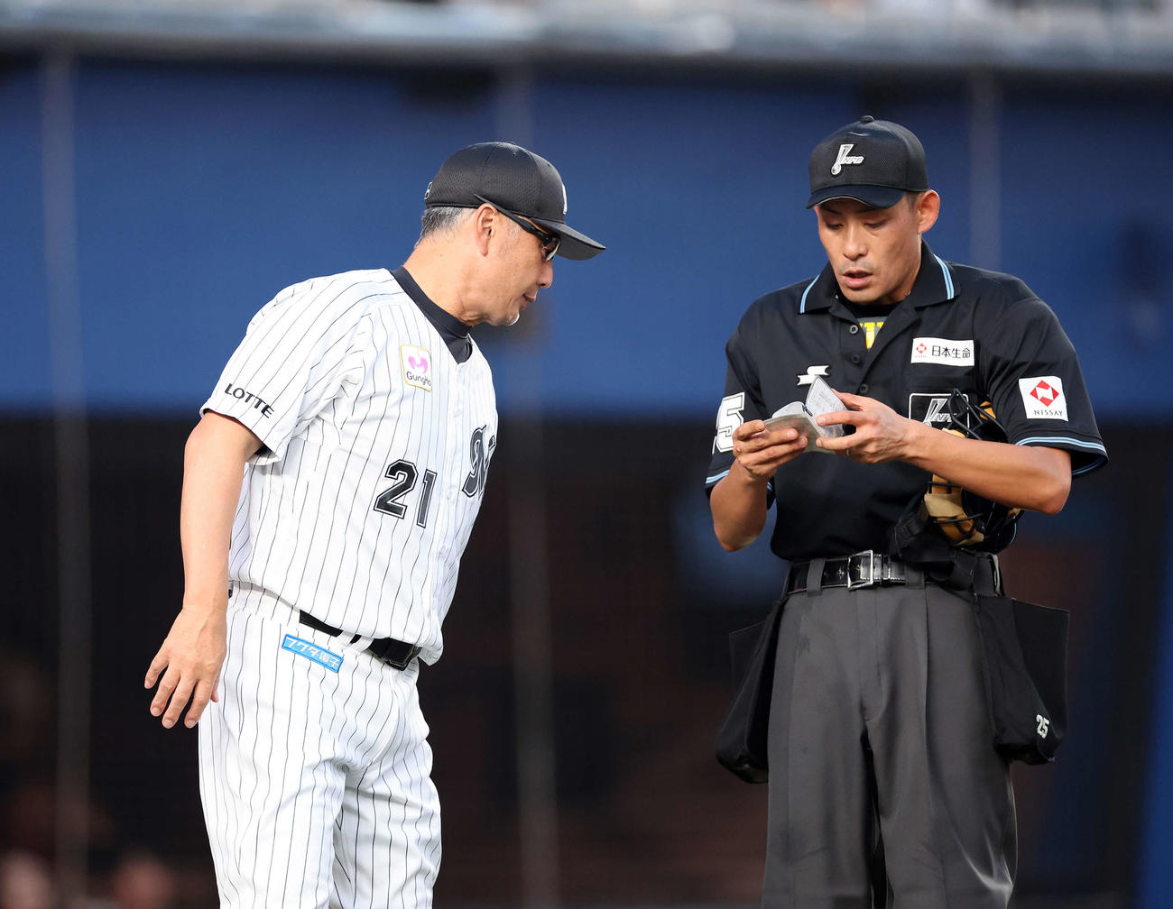 ロッテ対オリックス　4回表、投手交代を告げるロッテ吉井監督（撮影・鈴木正人）