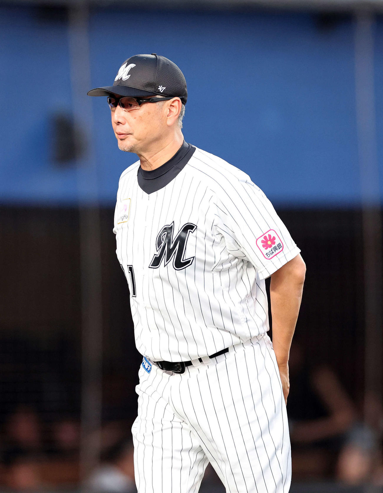 ロッテ対オリックス　4回表、投手交代を告げベンチに引き揚げるロッテ吉井監督（撮影・鈴木正人）
