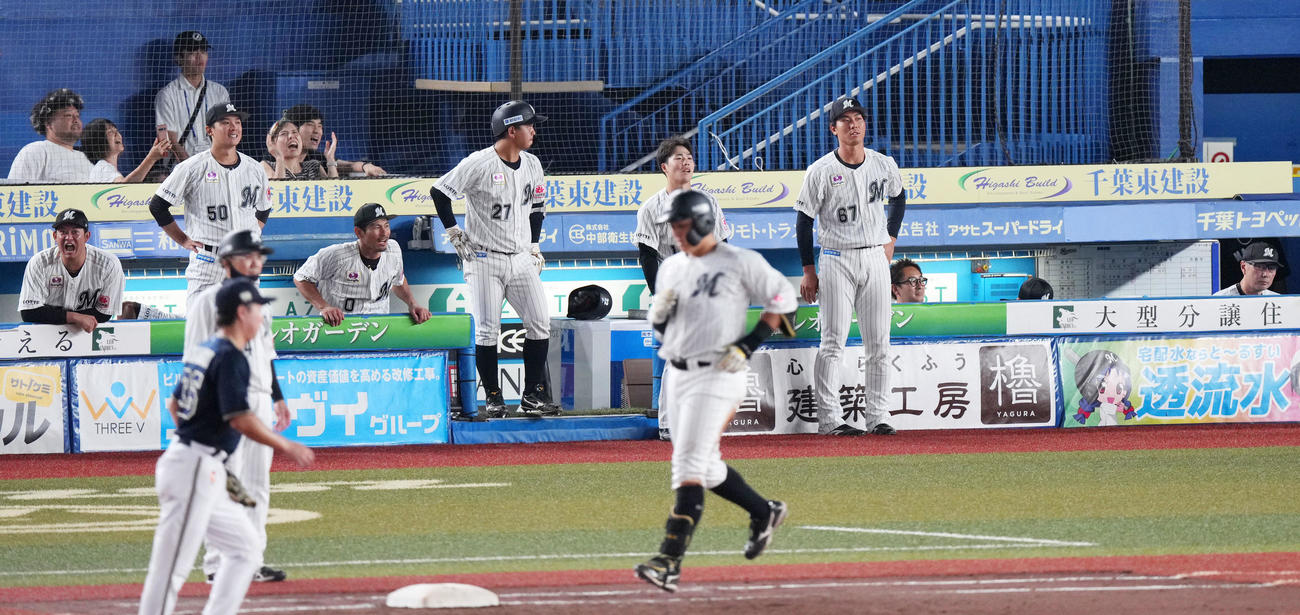 ロッテ対オリックス　9回裏ロッテ2死一、二塁、山口が左飛に倒れ肩を落とすロッテナイン（撮影・横山健太）