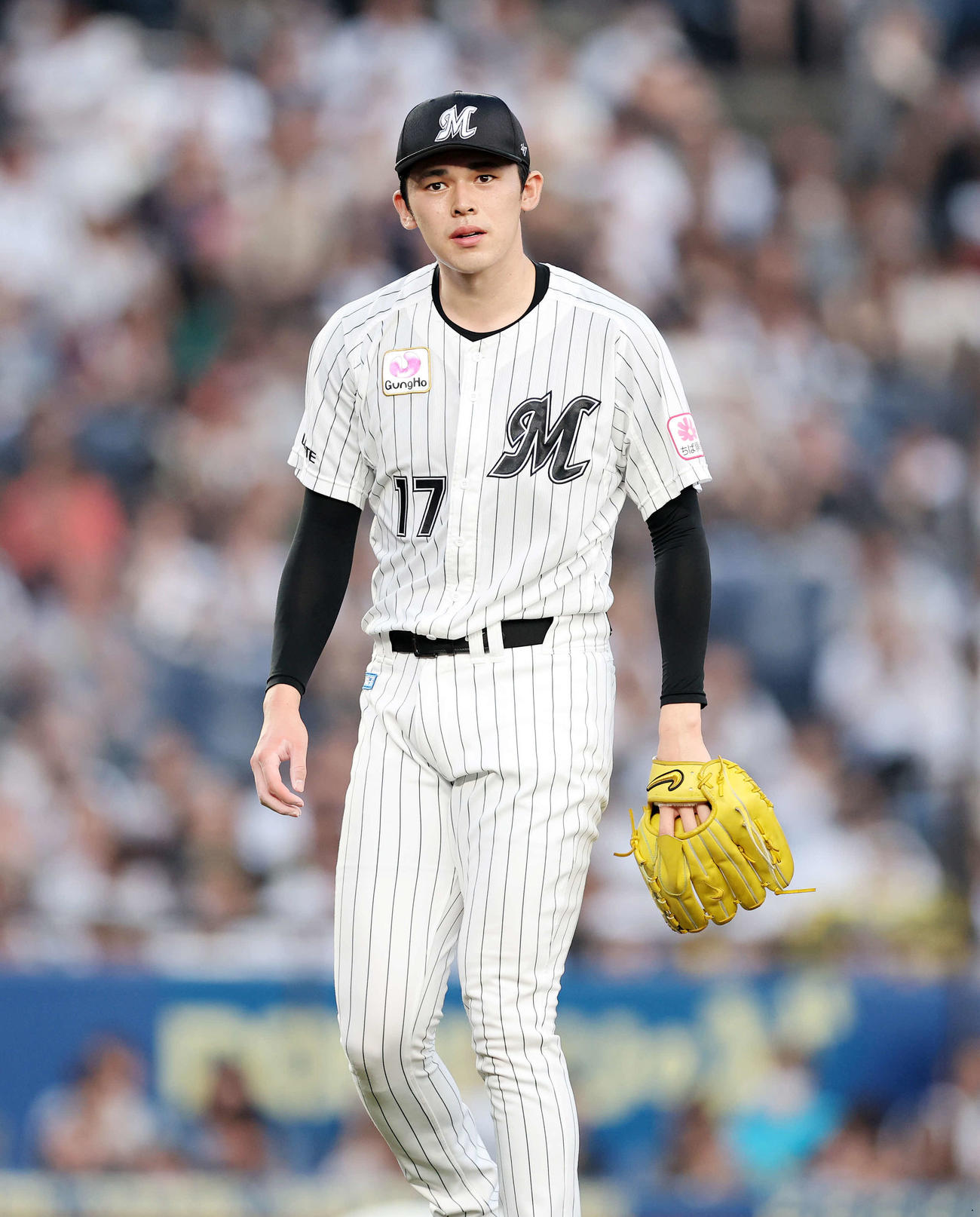 ロッテ対オリックス　3回表、オリックスの攻撃を抑えベンチに引き揚げるロッテ佐々木朗（撮影・鈴木正人）