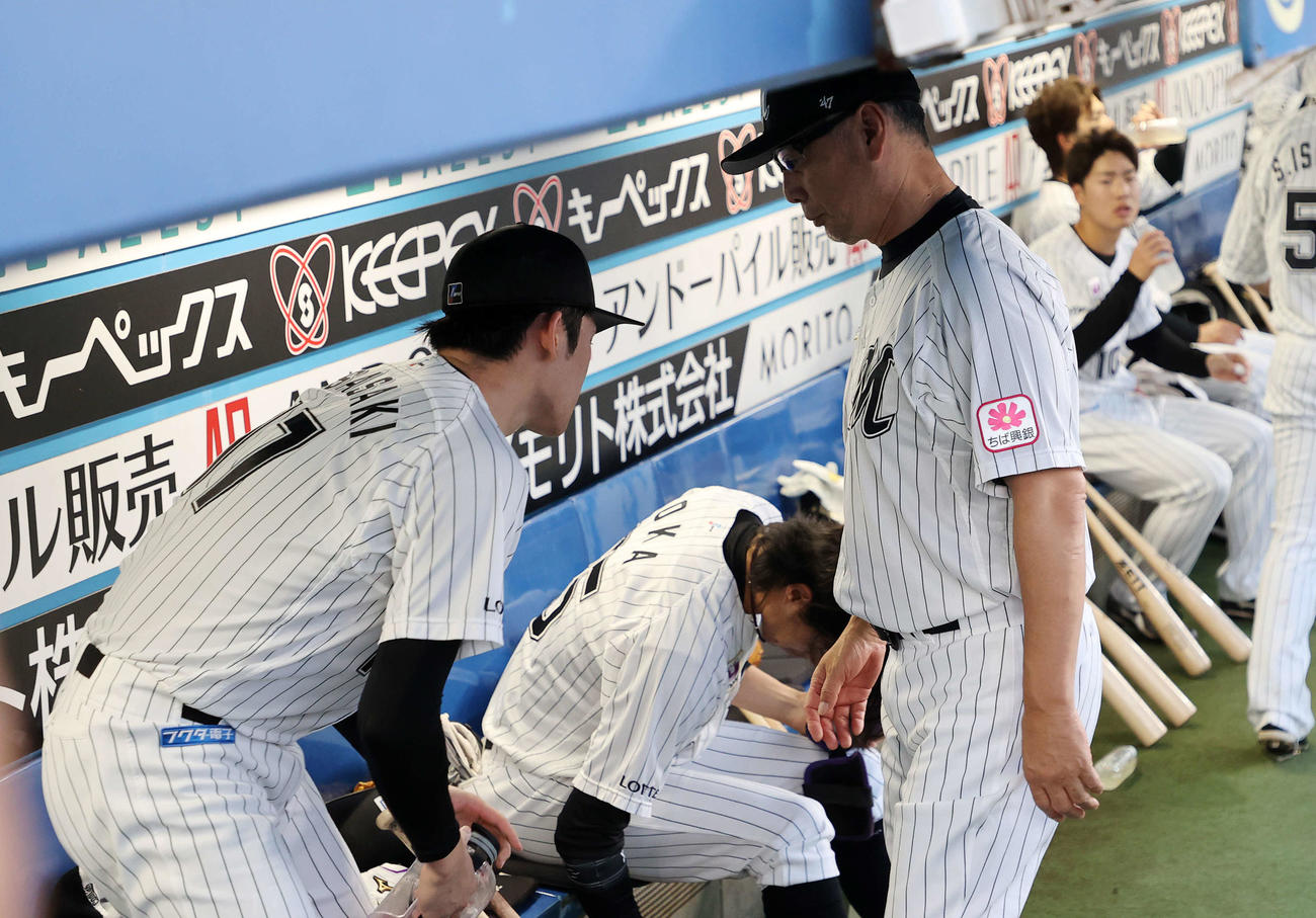 ロッテ対オリックス　3回を投げ終えロッテ吉井監督（右）に降板を告げられる佐々木朗（撮影・鈴木正人）