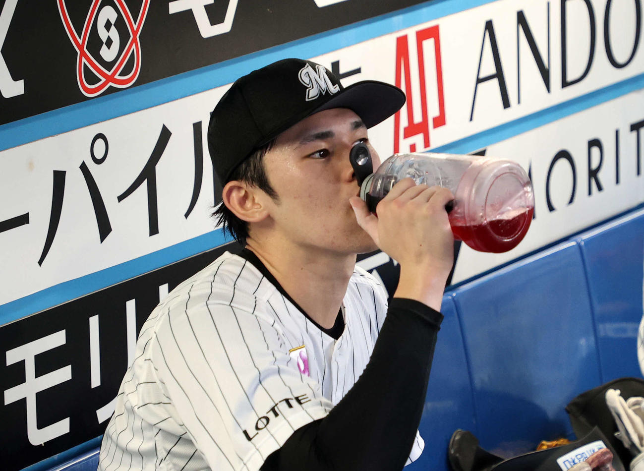 ロッテ対オリックス　3回を投げ終え水分補給するロッテ佐々木朗（撮影・鈴木正人）