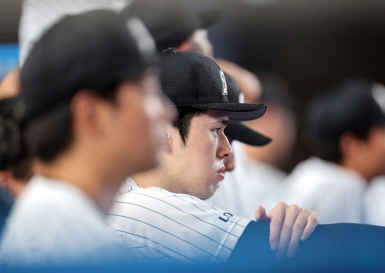 ロッテ対オリックス　7回表、険しい表情で戦況を見つめるロッテ佐々木朗（撮影・鈴木正人）